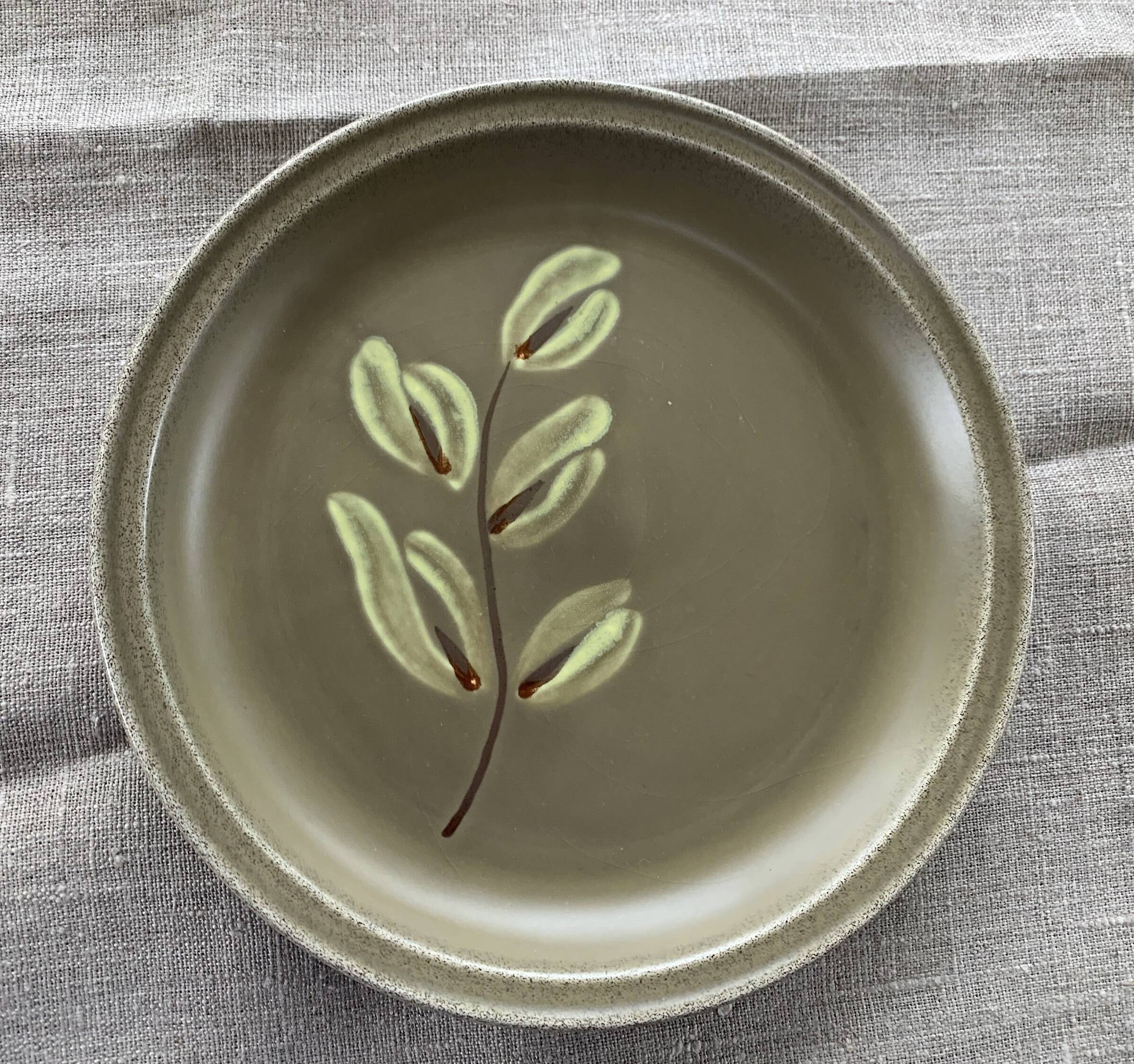 6 petites assiettes a dessert peintes a la main, Atelier du Revernay,