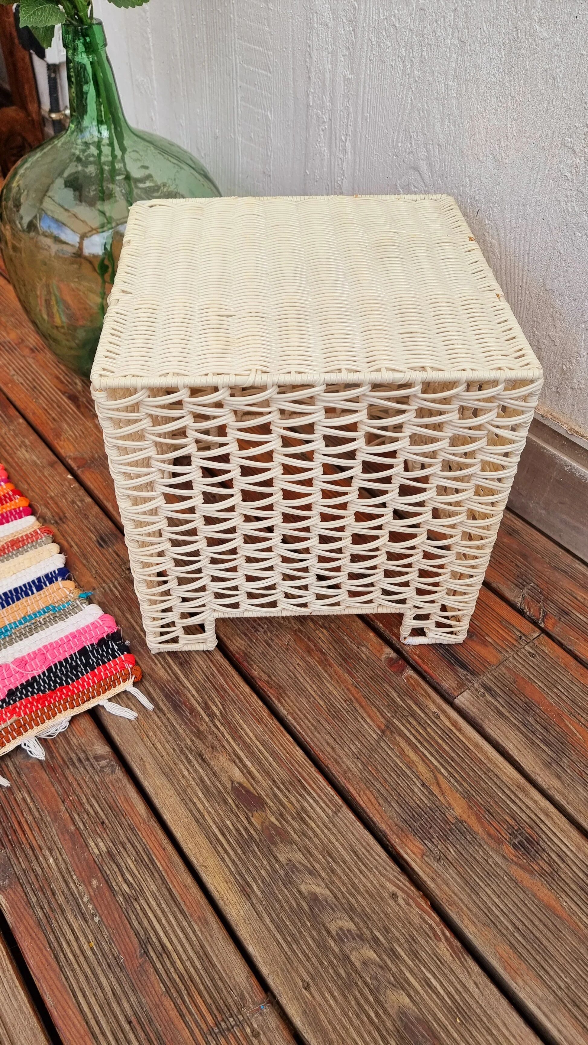 Table basse vintage cube en plastique tressé beige