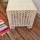 Table basse vintage cube en plastique tressé beige