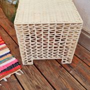 Table basse vintage cube en plastique tressé beige