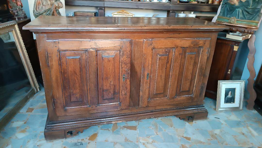 Grand Buffet Antique Du 17ème Siècle En Noyer Du Nord De l'Italie