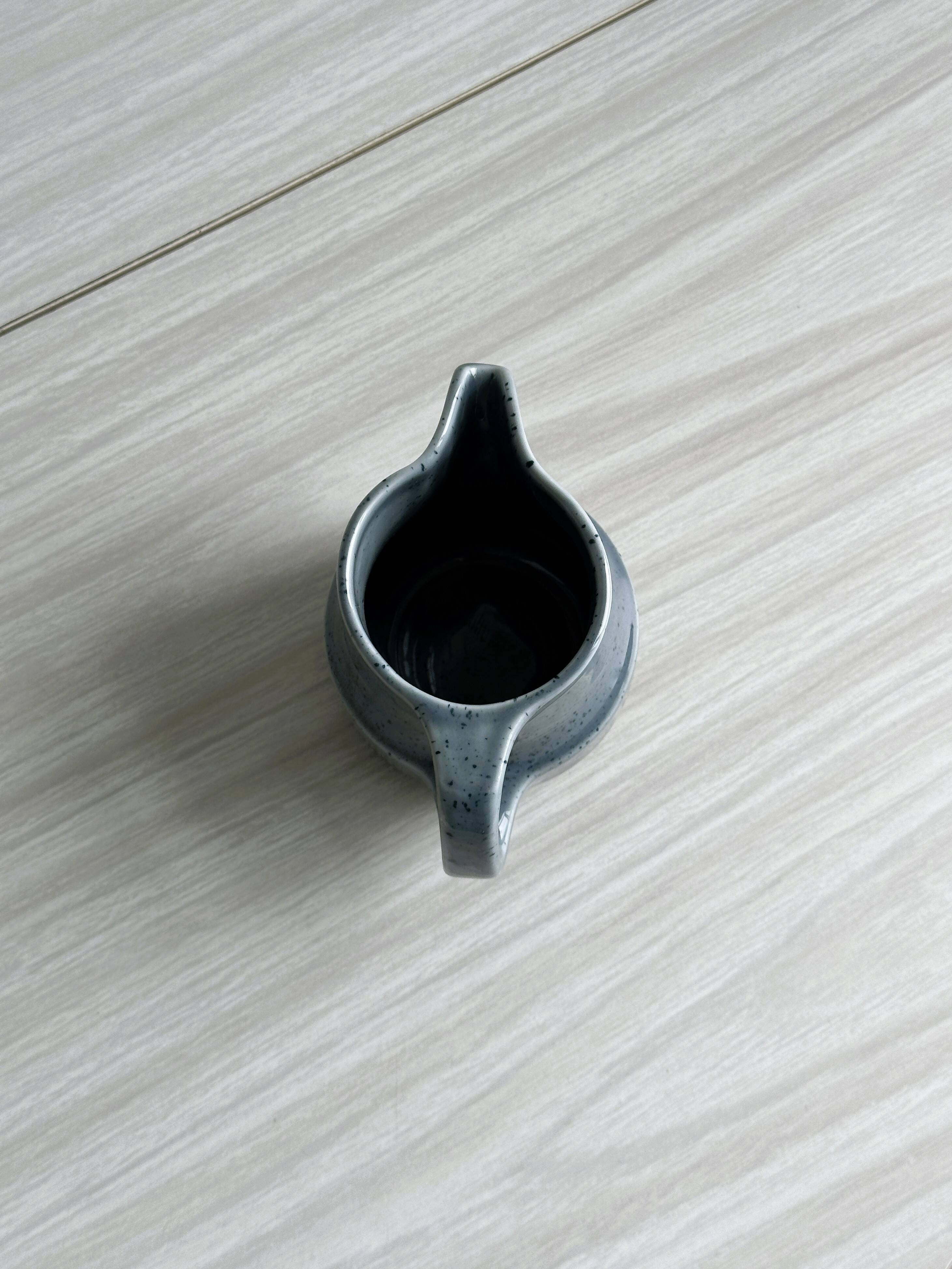 Petit pot à lait en céramique bleu et beige