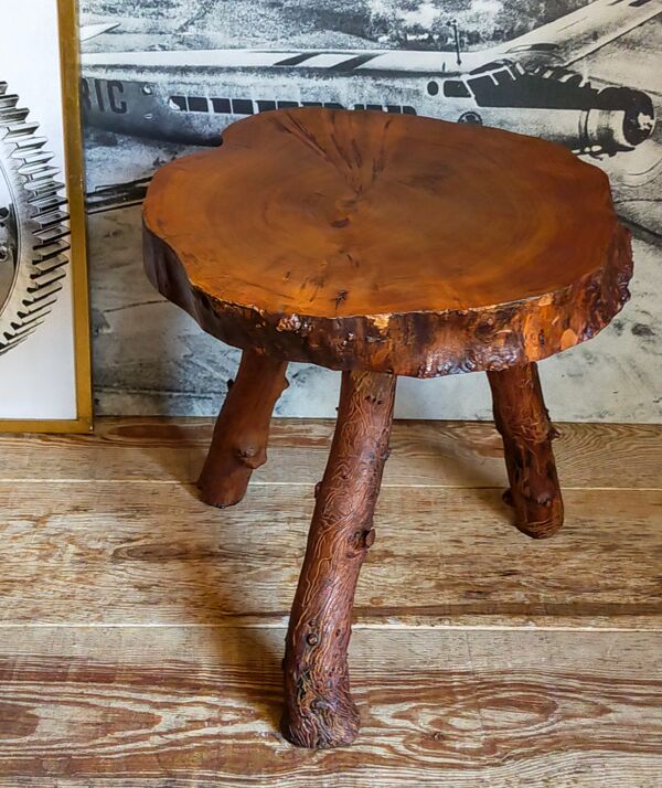 Table bout de canapé brutaliste en bois massif