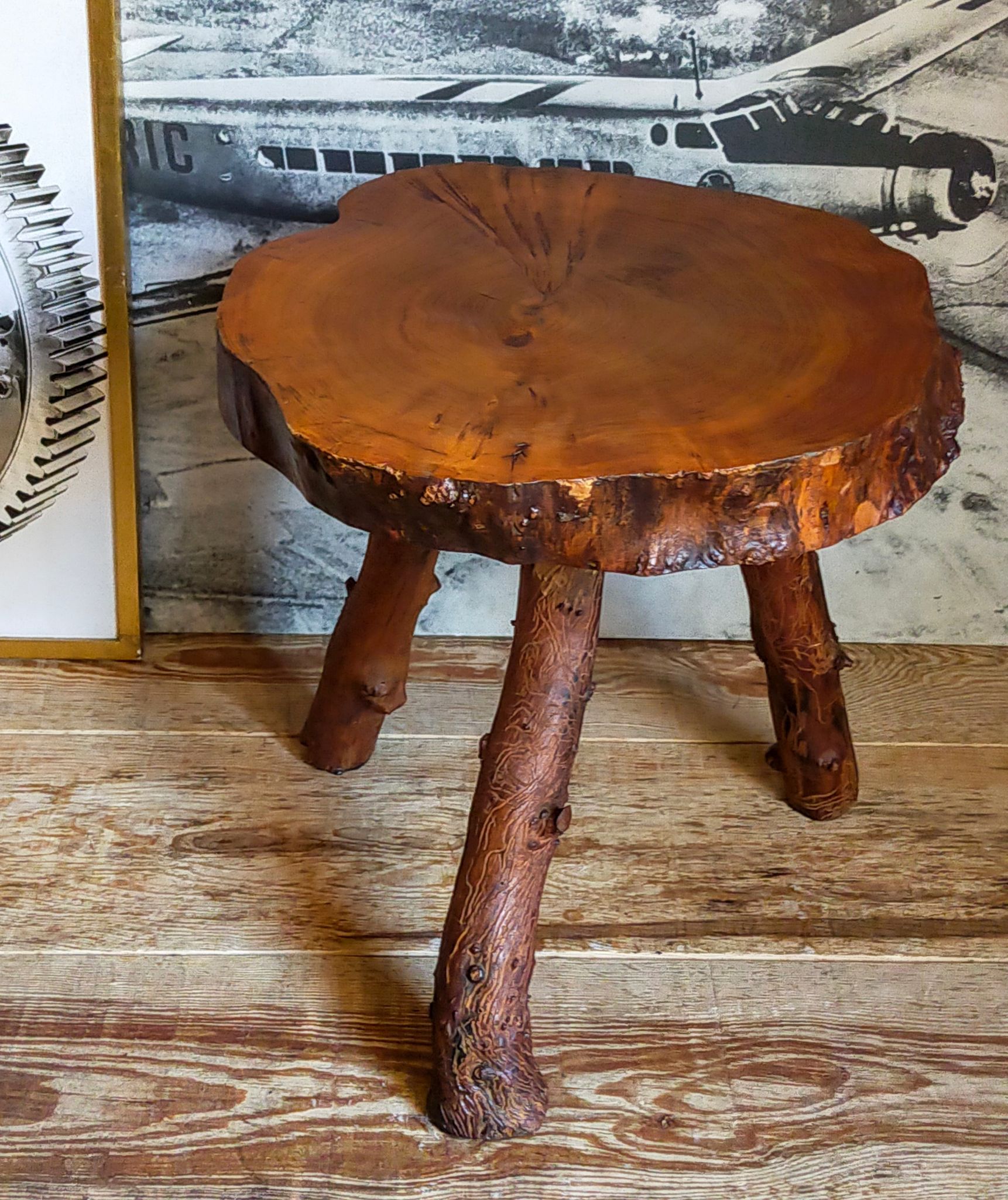 Table bout de canapé brutaliste en bois massif