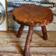 Table bout de canapé brutaliste en bois massif