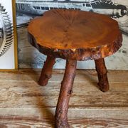 Table bout de canapé brutaliste en bois massif