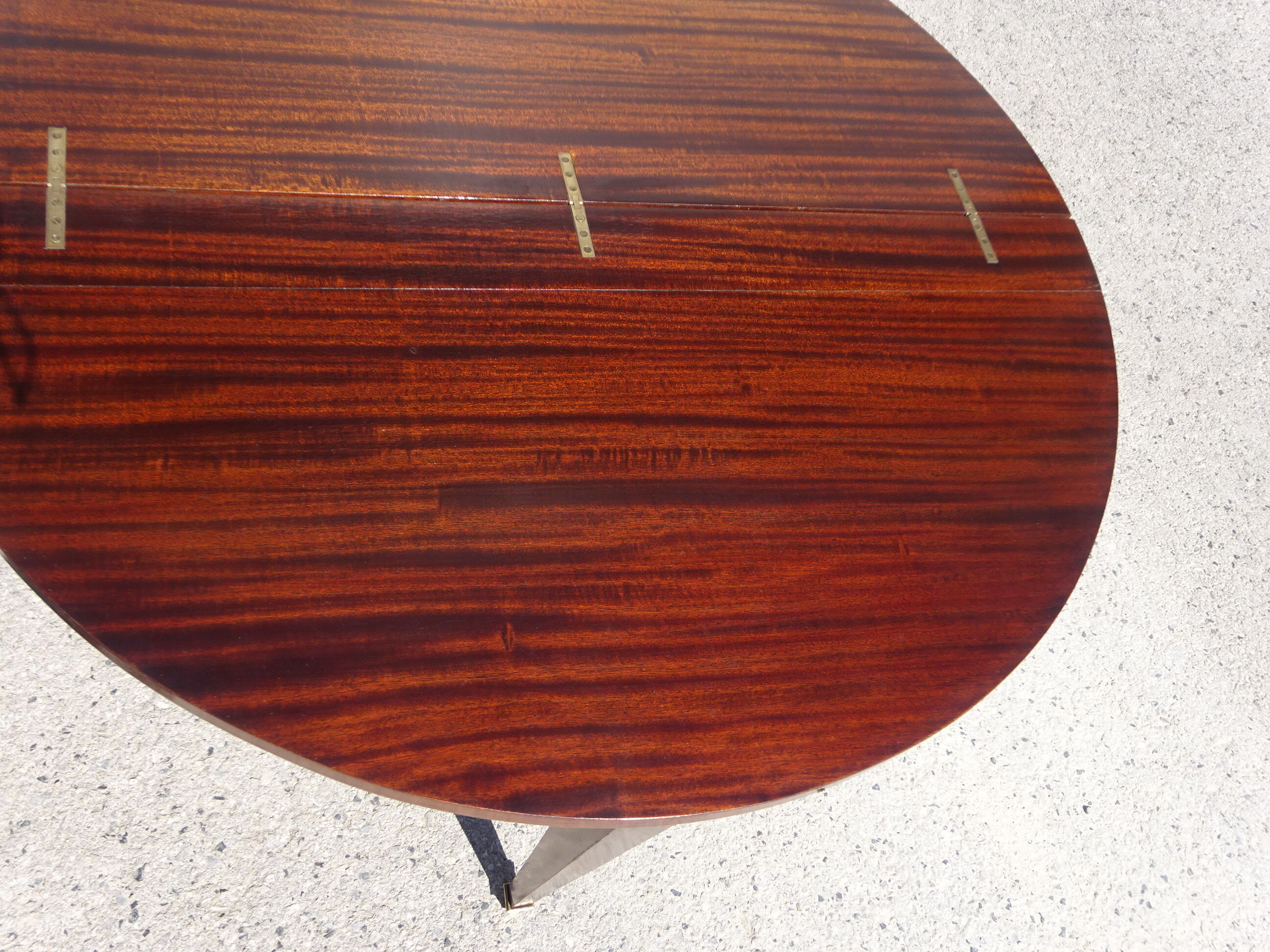 Half-moon console table, extendable in Empire style.