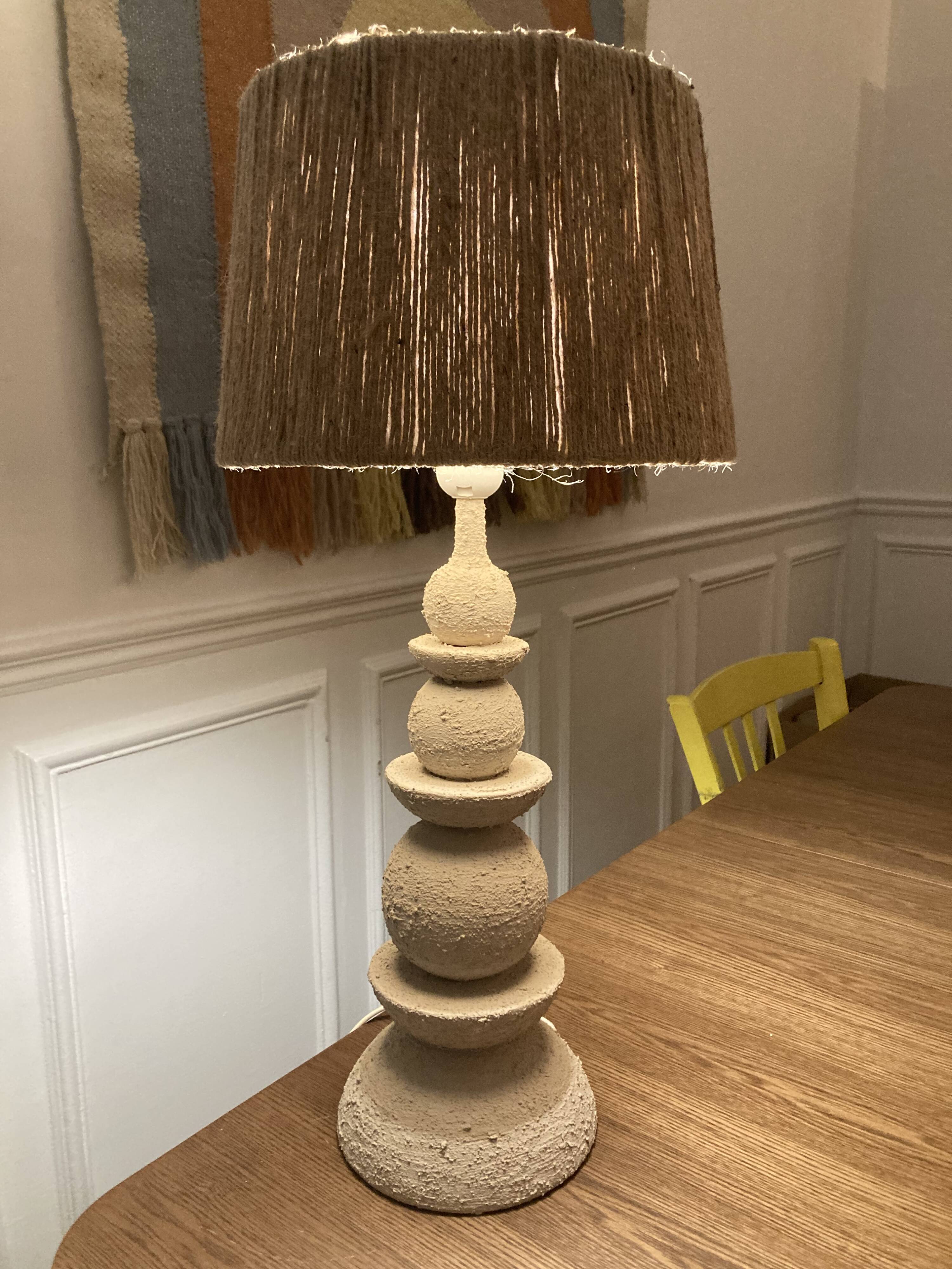 Lampe à poser artisanale en terre et corde