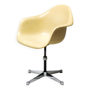 Chair based on the contract by Charles and Ray Eames for Herman Miller.