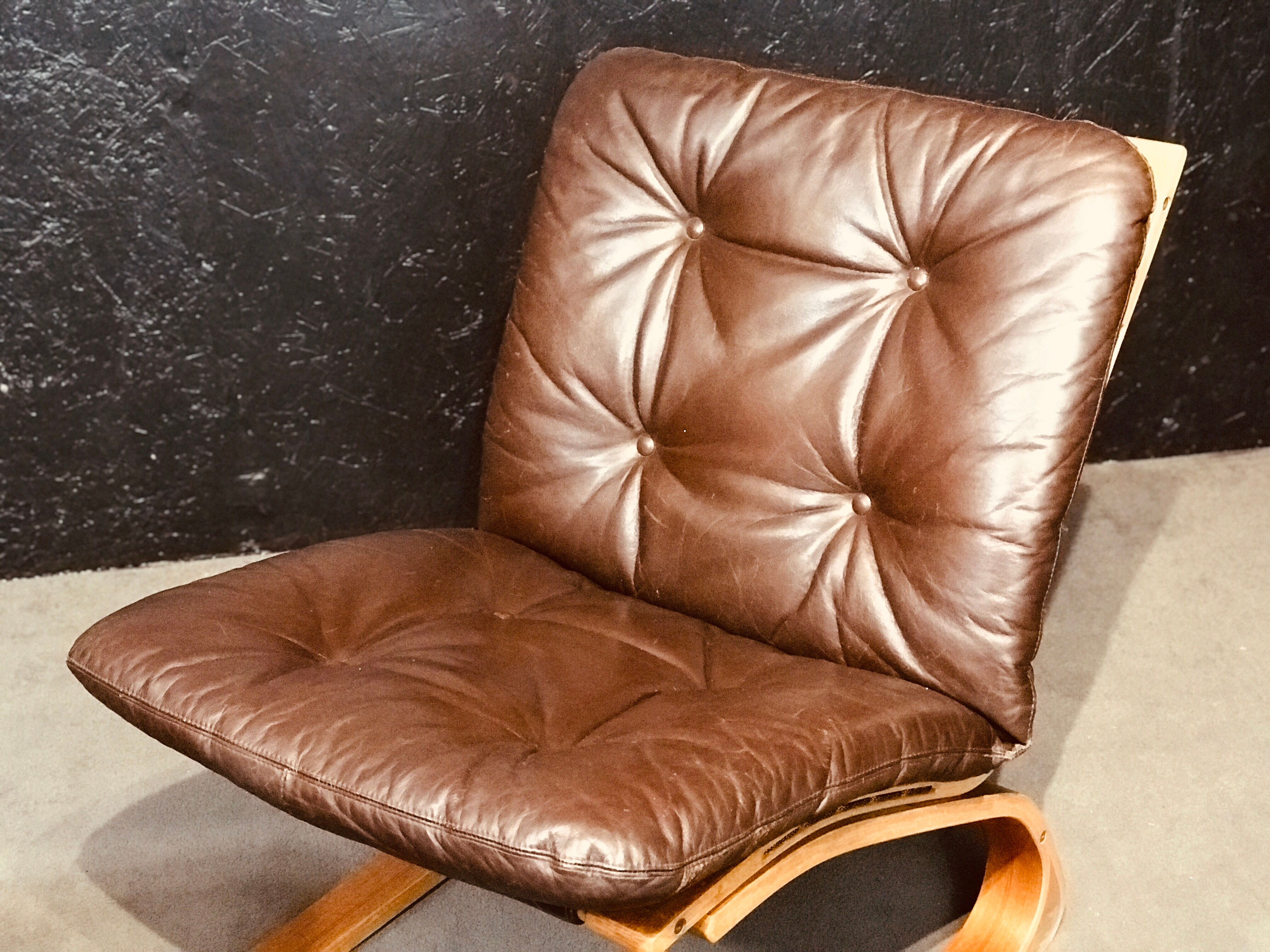 Chauffeuse Siesta de Rykken and Co.Fabriquée dans les années 60 en teck en Norvège. Modèle Kengu
