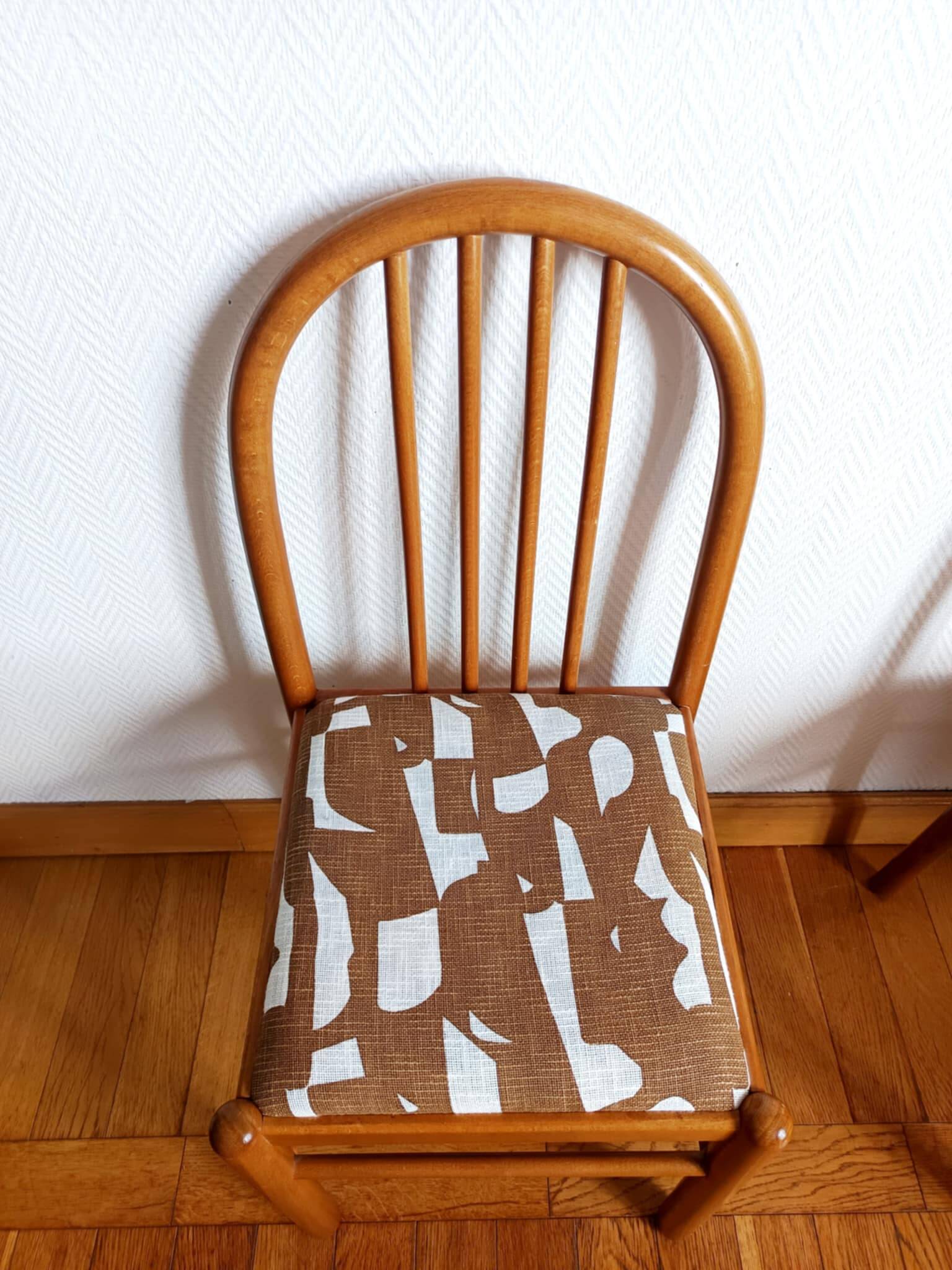 Trois chaises style vintage pin et tissu