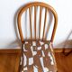 Trois chaises style vintage pin et tissu