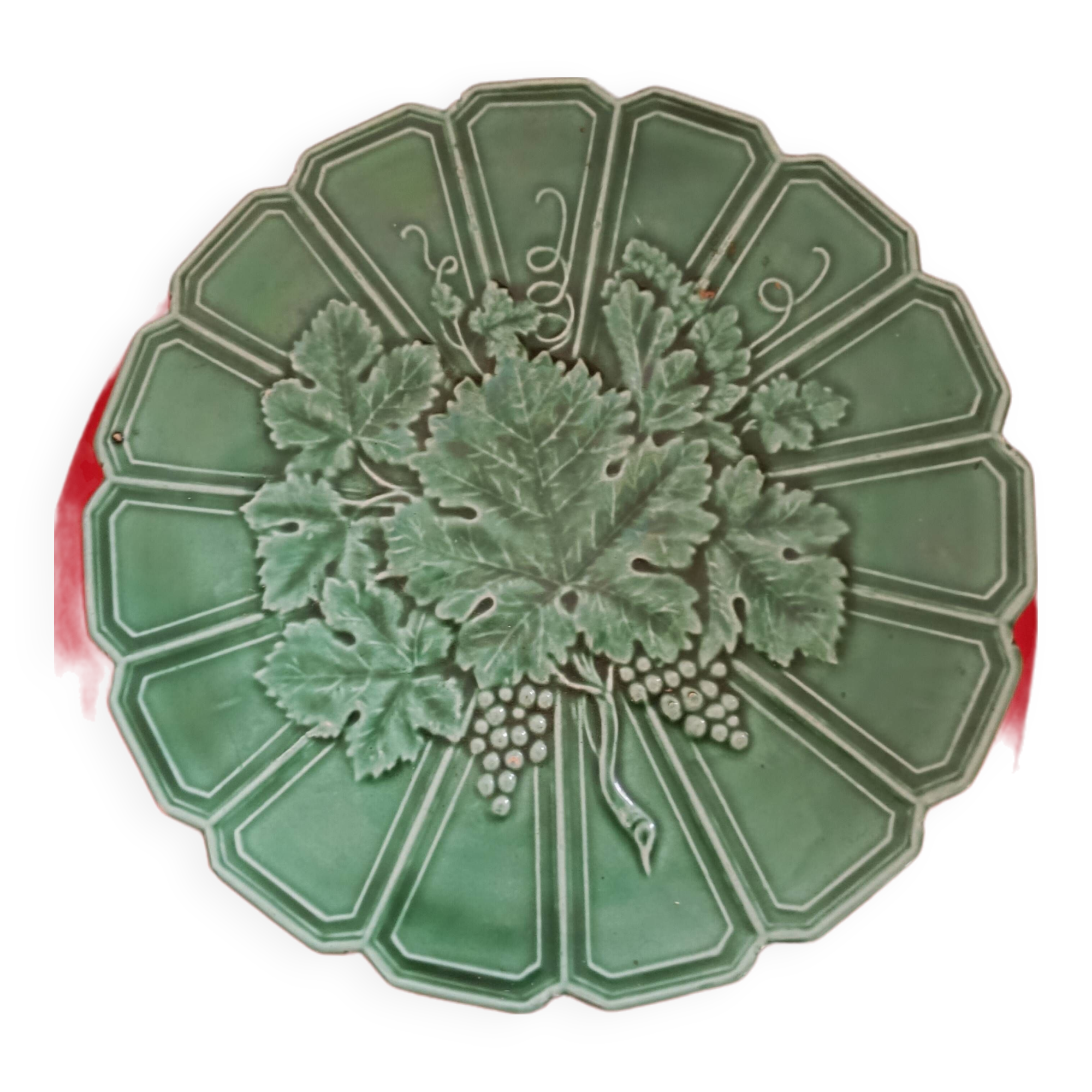 Green Sarreguemines dish from the 1950s. Light Raisin relief model.