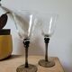 Deux verres à vin pied noir fumé