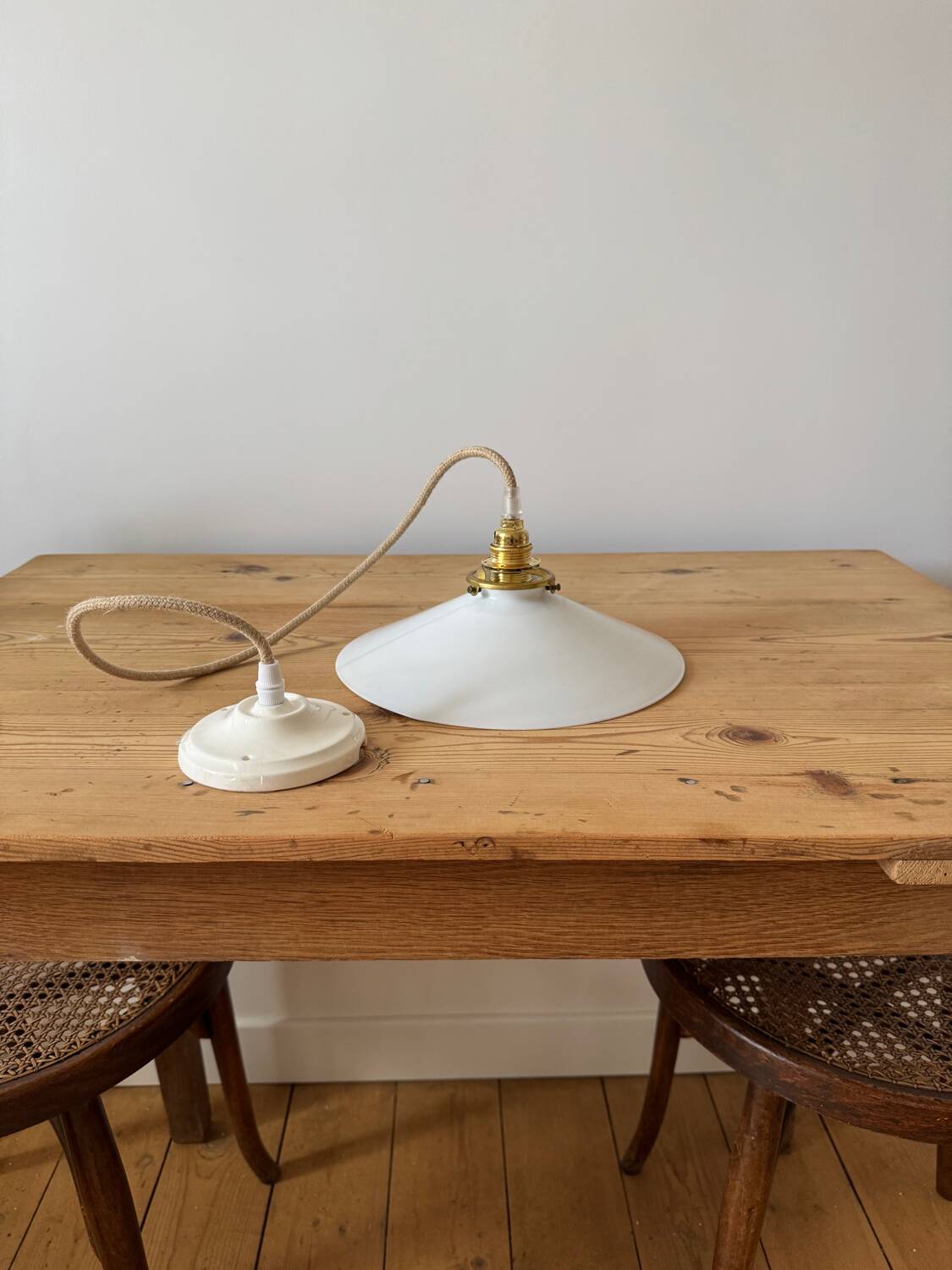 Suspension in white opaline