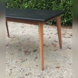 Table de salle à manger à pieds compas