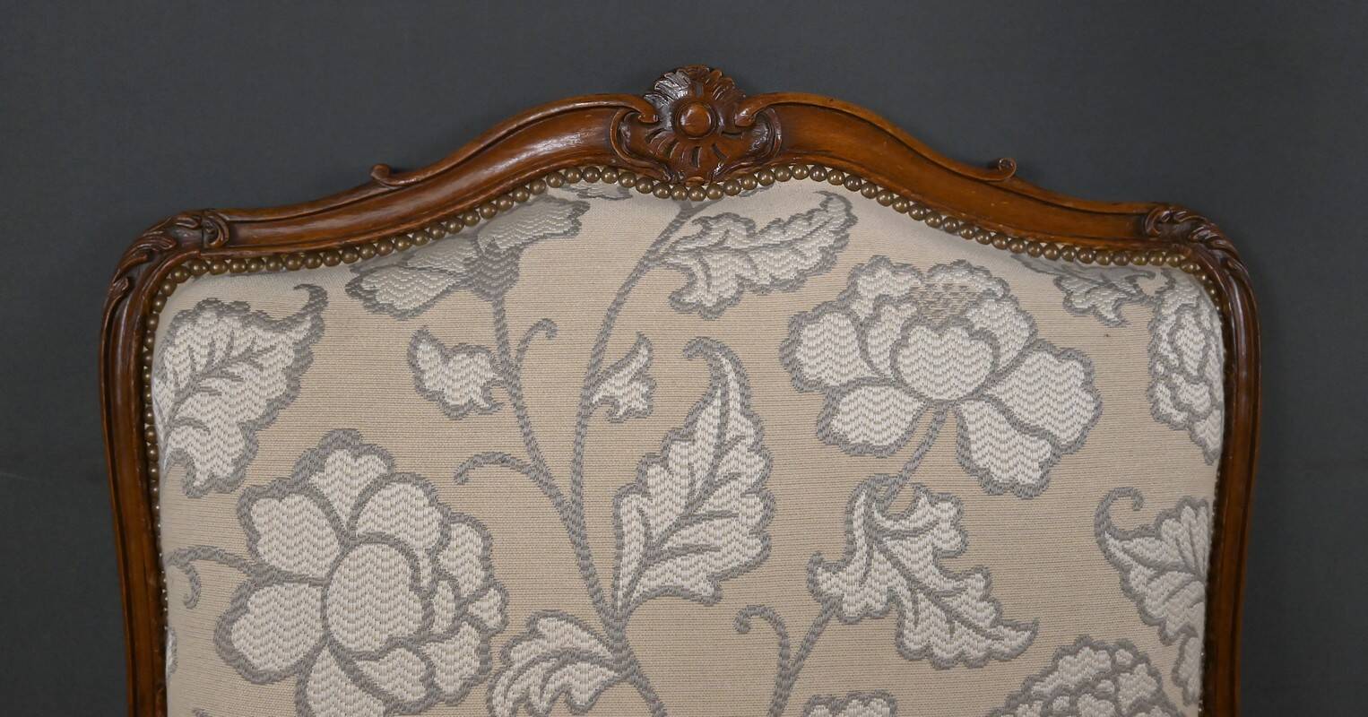 Queen's bergère in carved beech, Louis XV period – mid 18th century