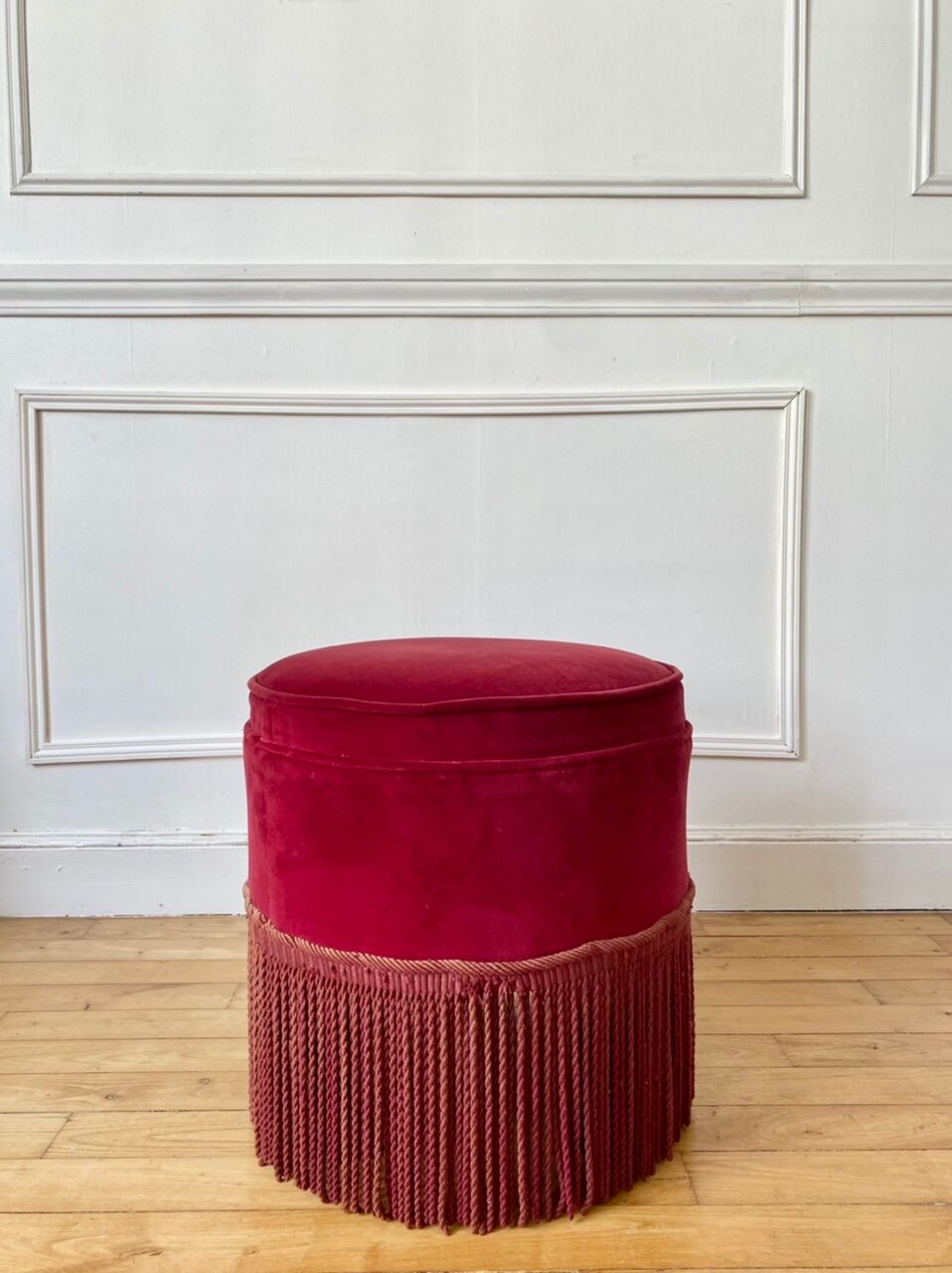 Pouf en velours rouge