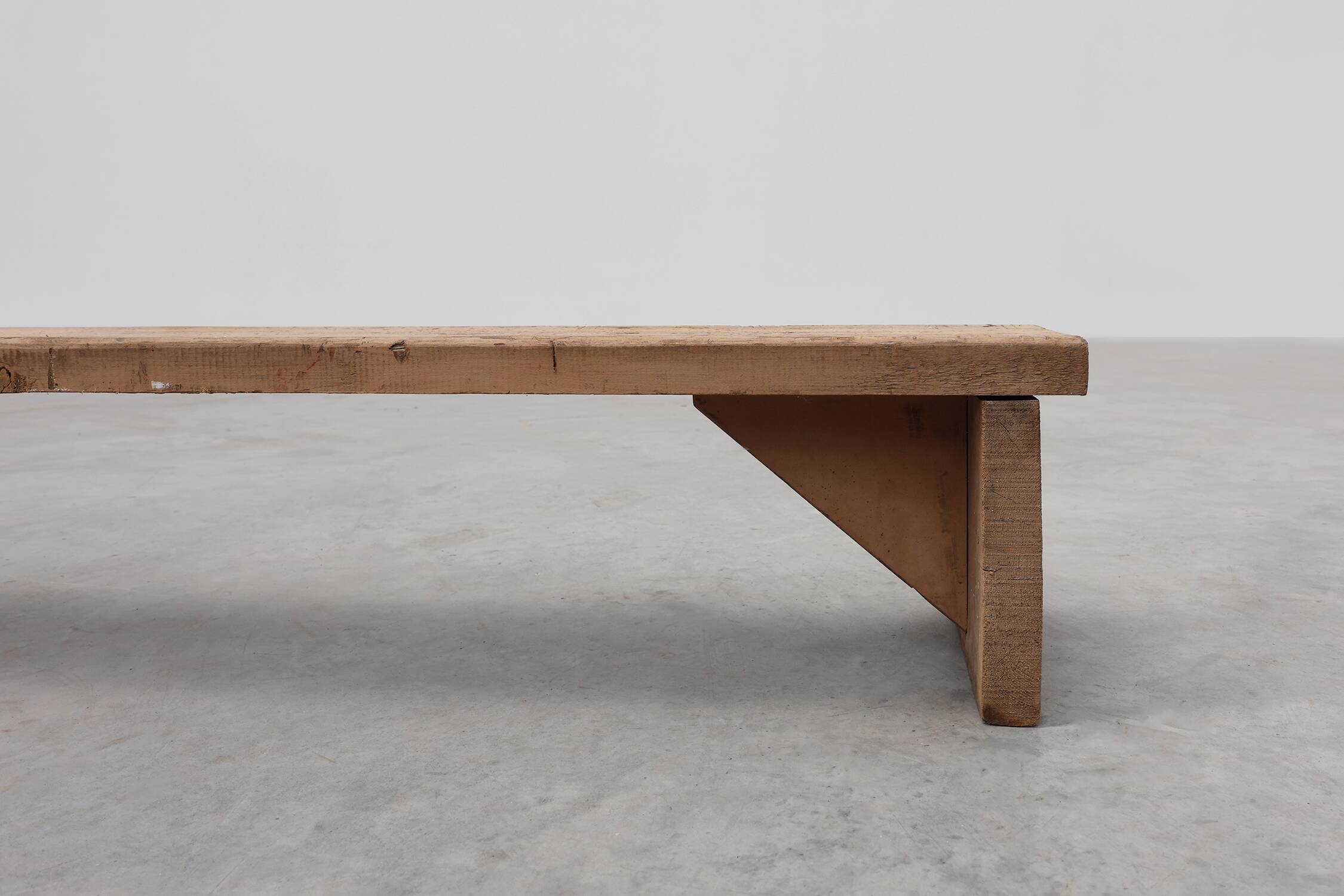 Banc bas rustique français en bois massif de style wabi wabi, vers 1880