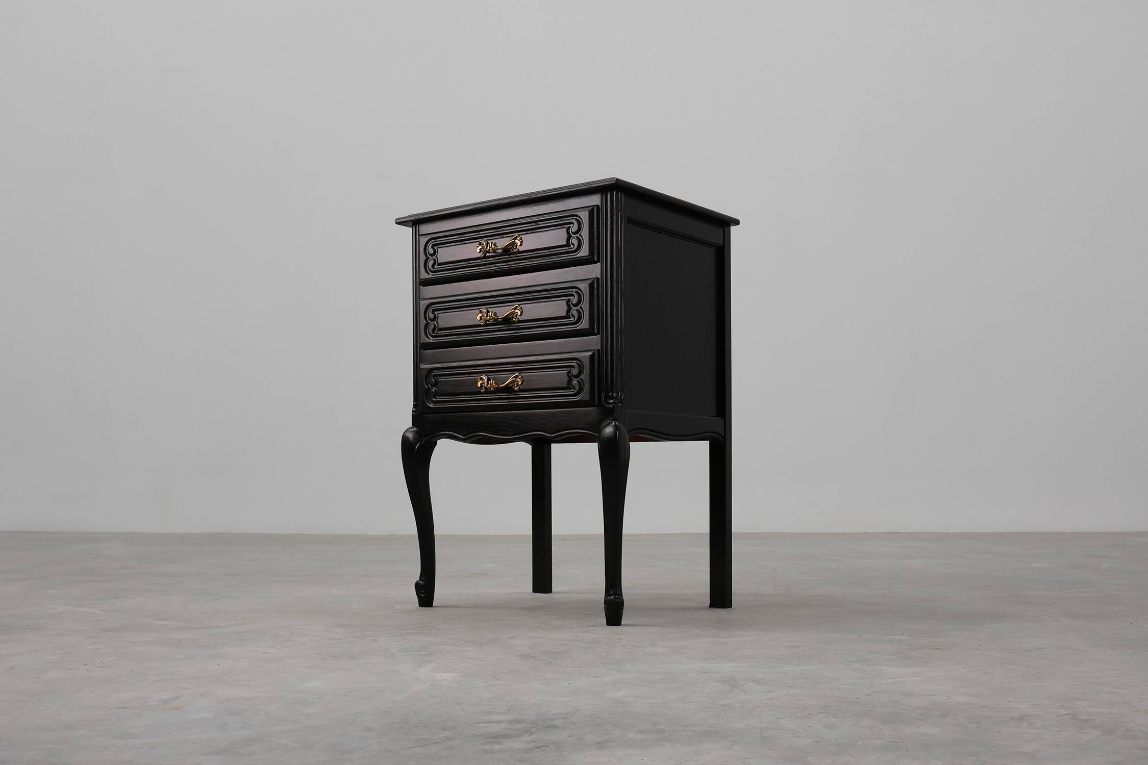 Commode de style Louis XV en chêne laqué noir, France, années 1950