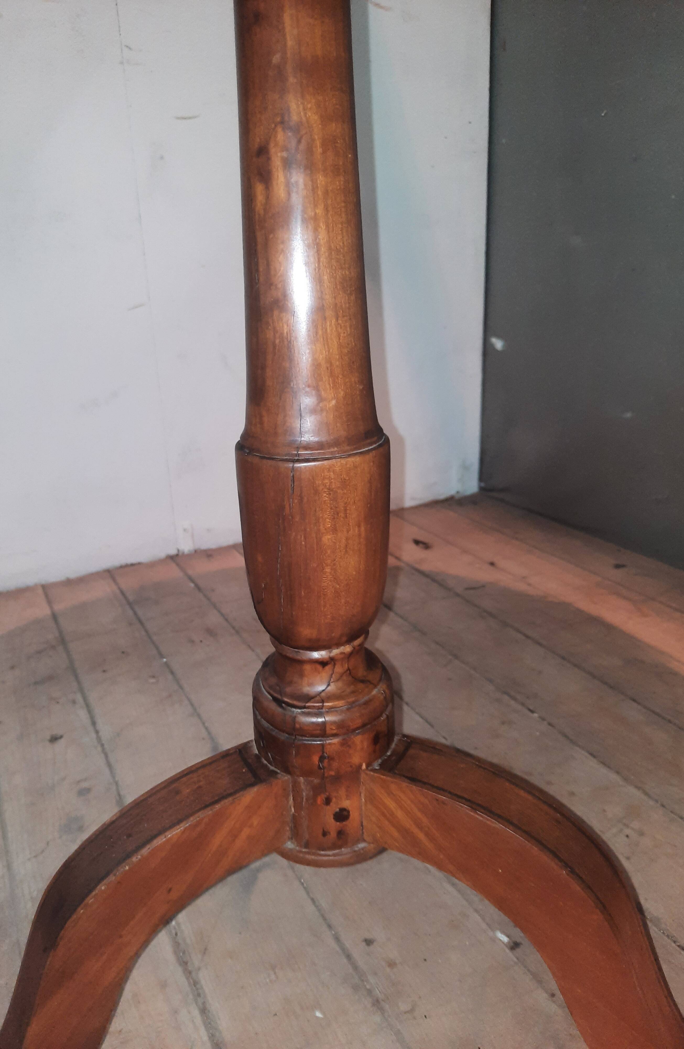 Gueridon circulaire dessu marbre blanc