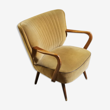 Fauteuil en velour jaune doré