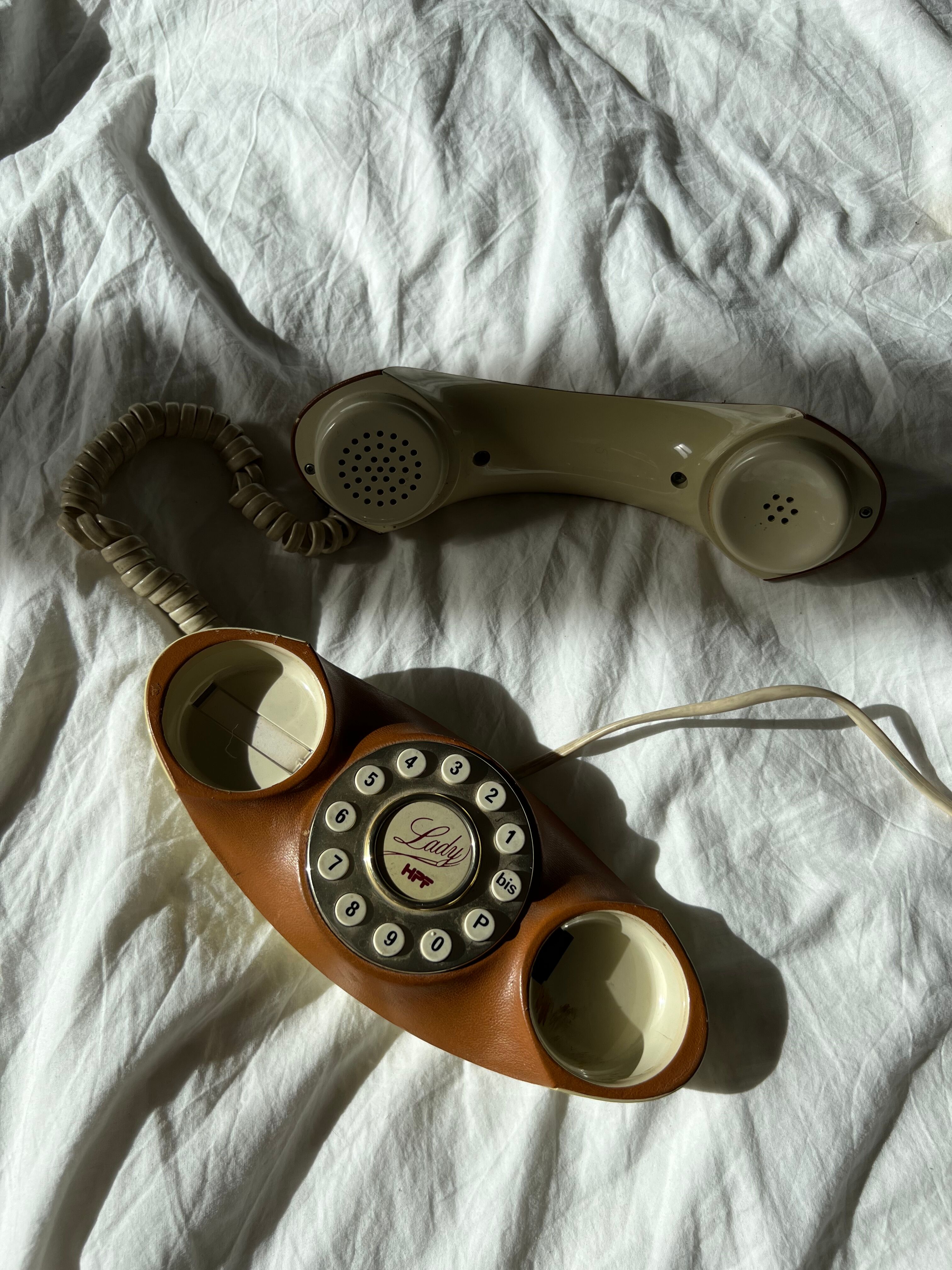 Lady phone in tawny leather