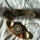 Lady phone in tawny leather