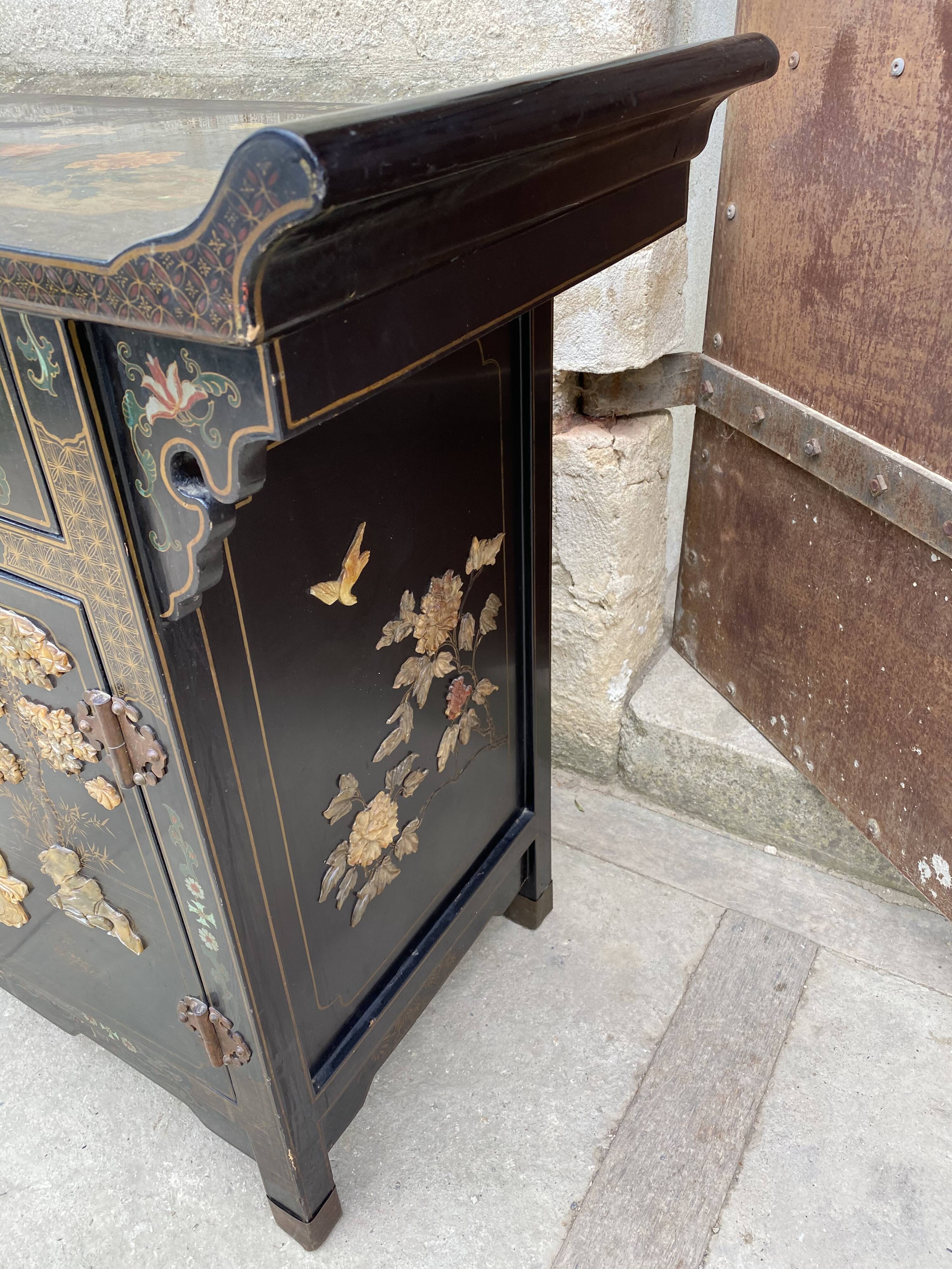 Chinese furniture console 1960 lase wood