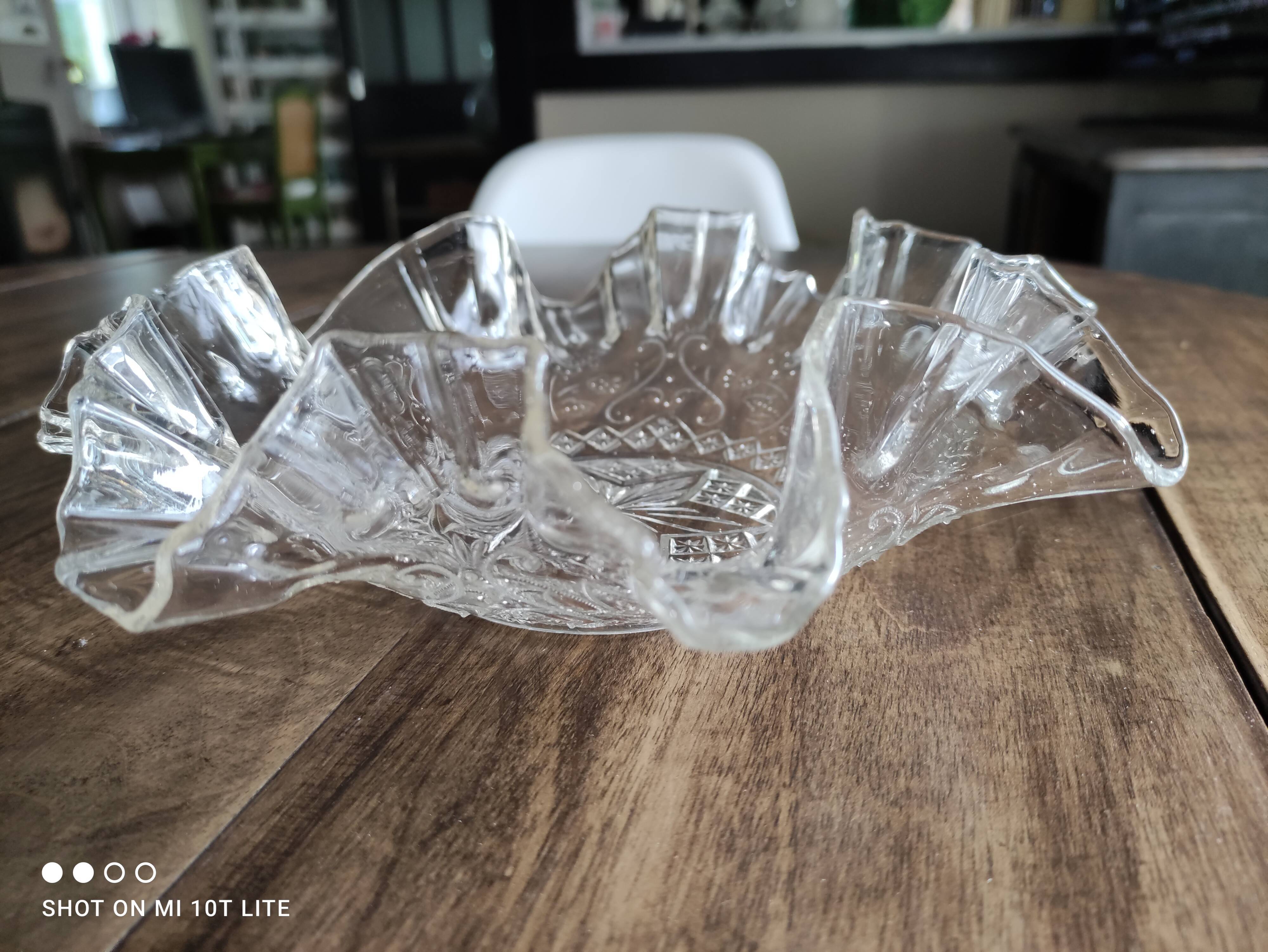 Cup, empty pockets in voluted molded glass decoration stars