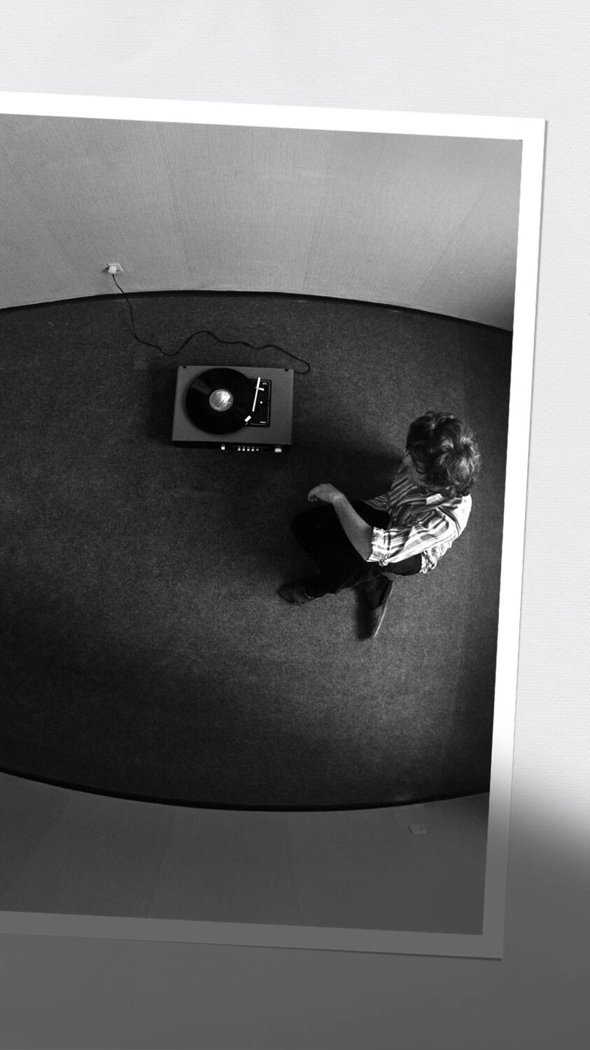 Photo aérienne d'un homme avec un tourne-disque, 1976