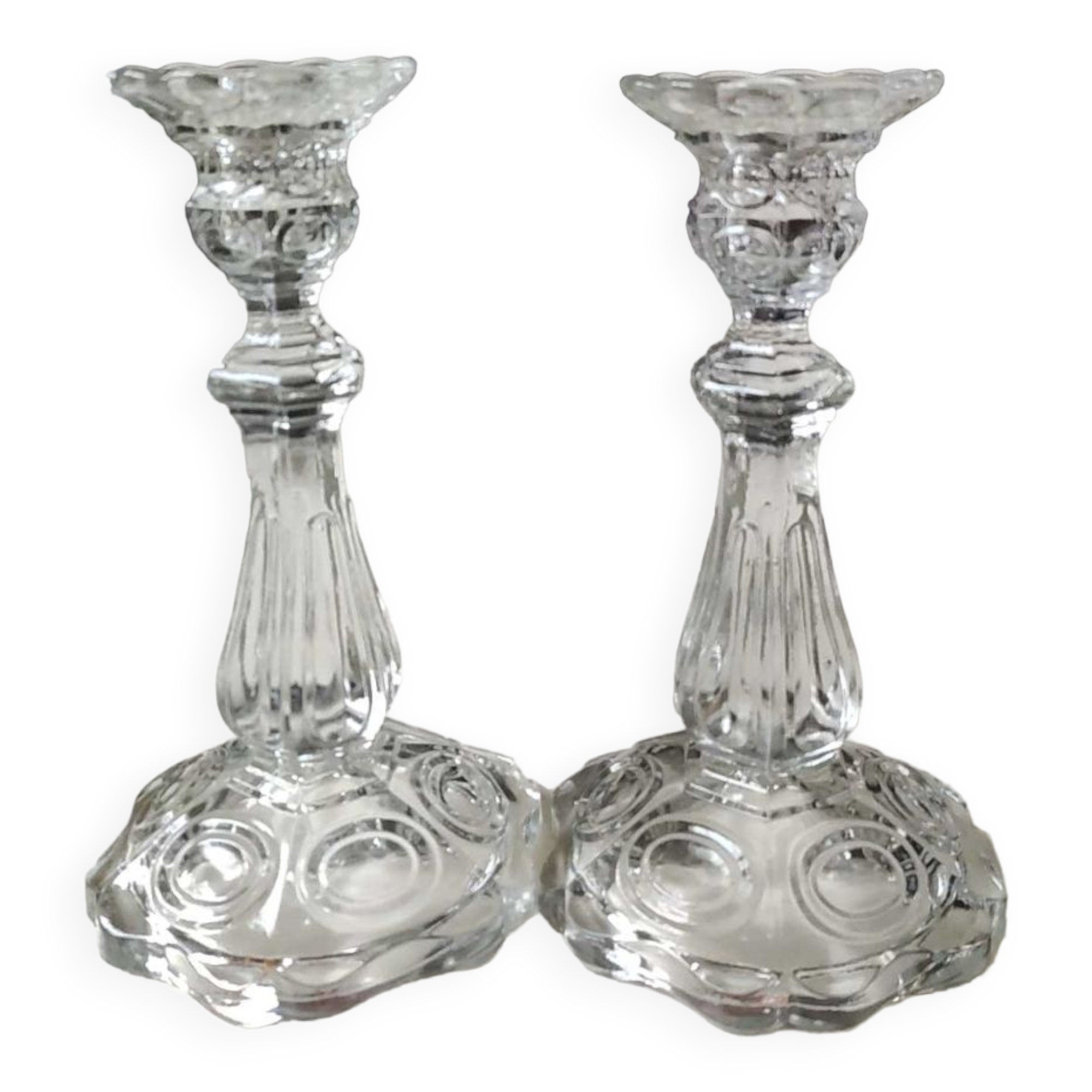 Paire de bougeoirs verre moulé, forme florale/godronnée, verrerie de portieux. années 50.