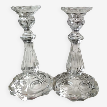 Paire de bougeoirs verre moulé, forme florale/godronnée, verrerie de portieux. années 50.