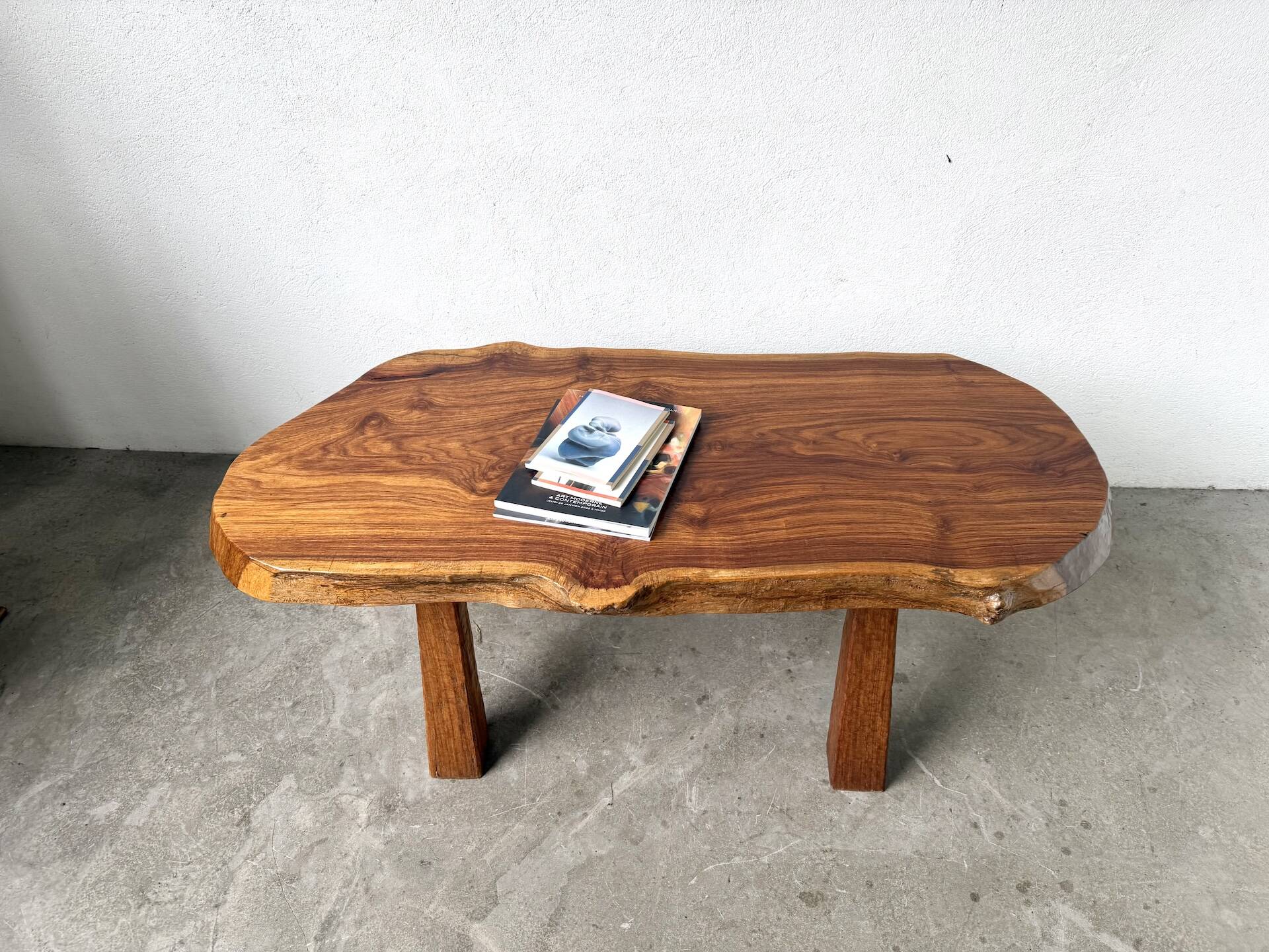 Table basse brutaliste en noyer massif, plateau slab live edge, France