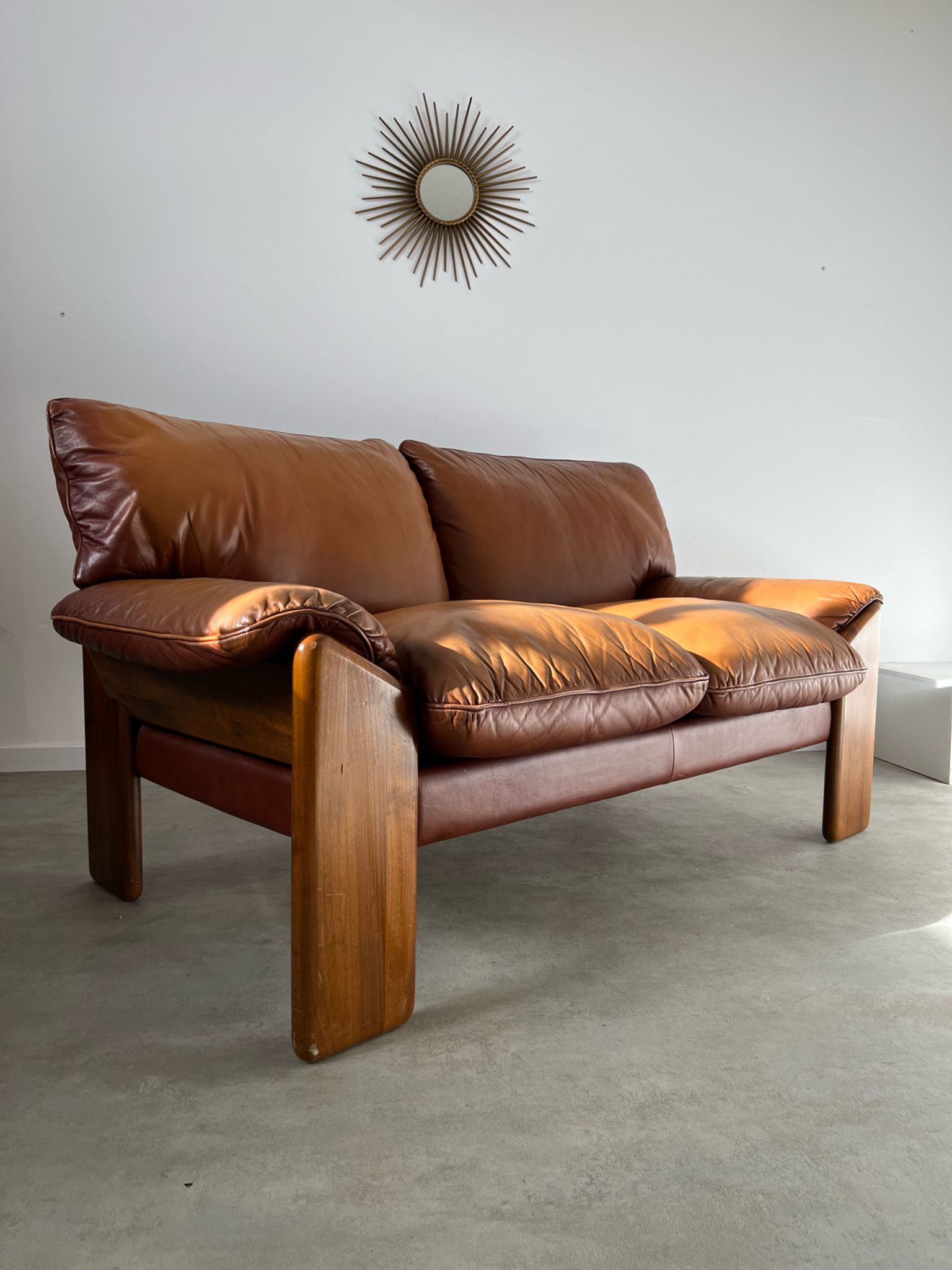 Old 2-seater leather and walnut sofa design 70s Mobil Girgi Mario Marenco vintage Italy