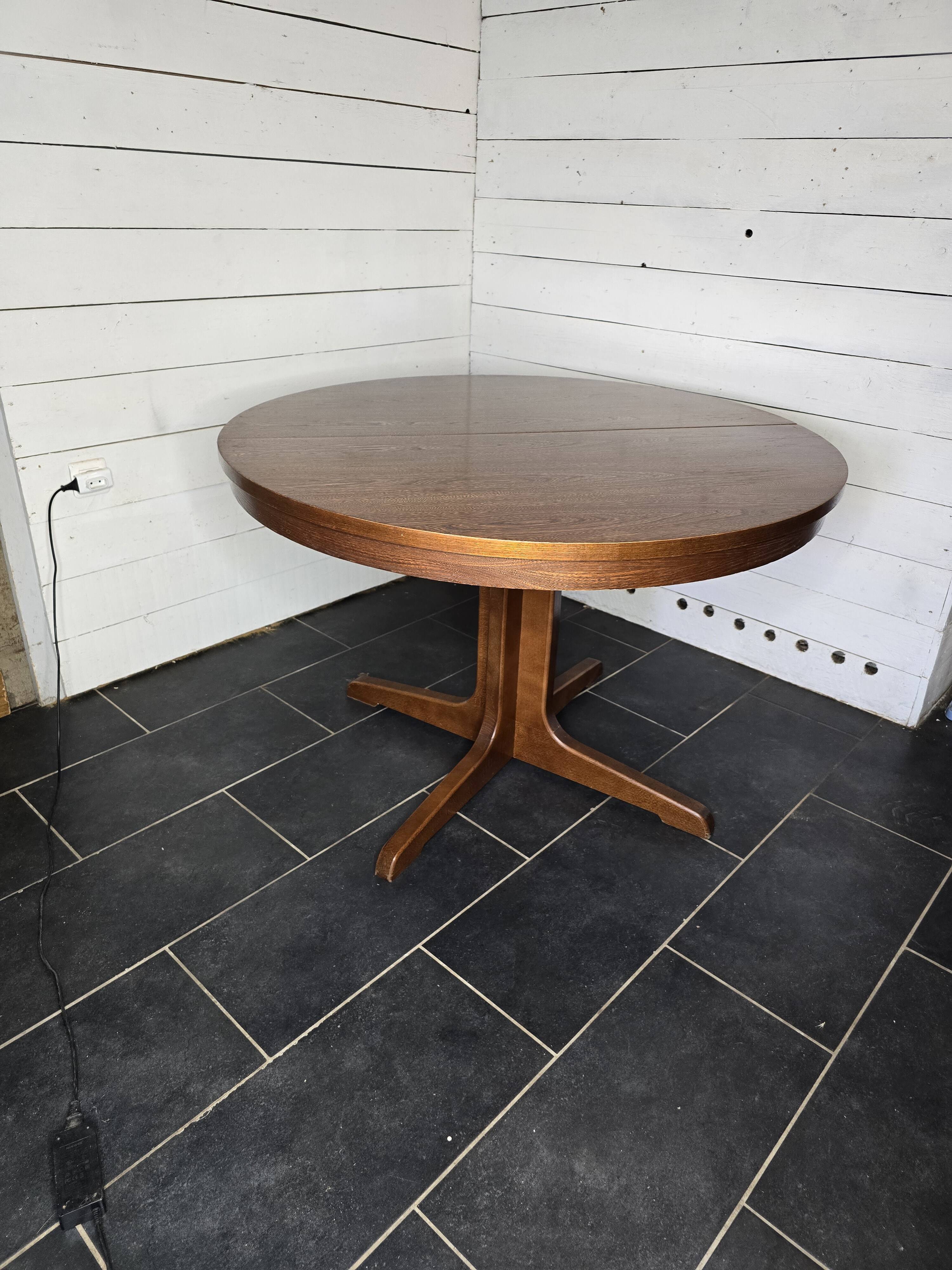 Vintage extendable round table from the 60s