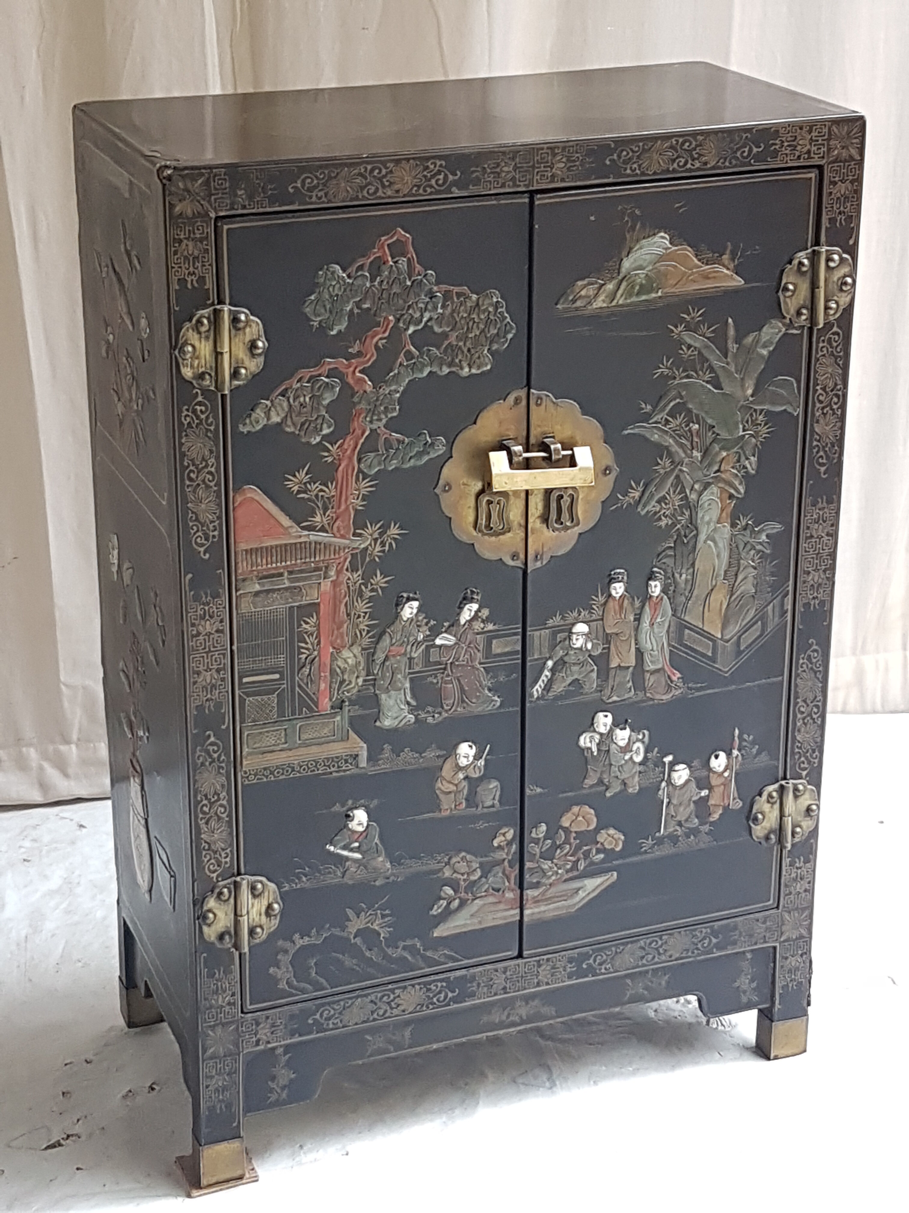 Chinese Bahut in 2-door laque