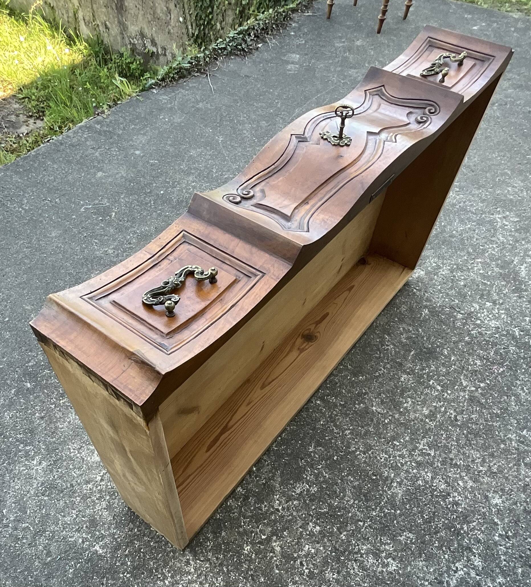 Louis XV Style Walnut Eel Chest of Drawers, Early 19th Century