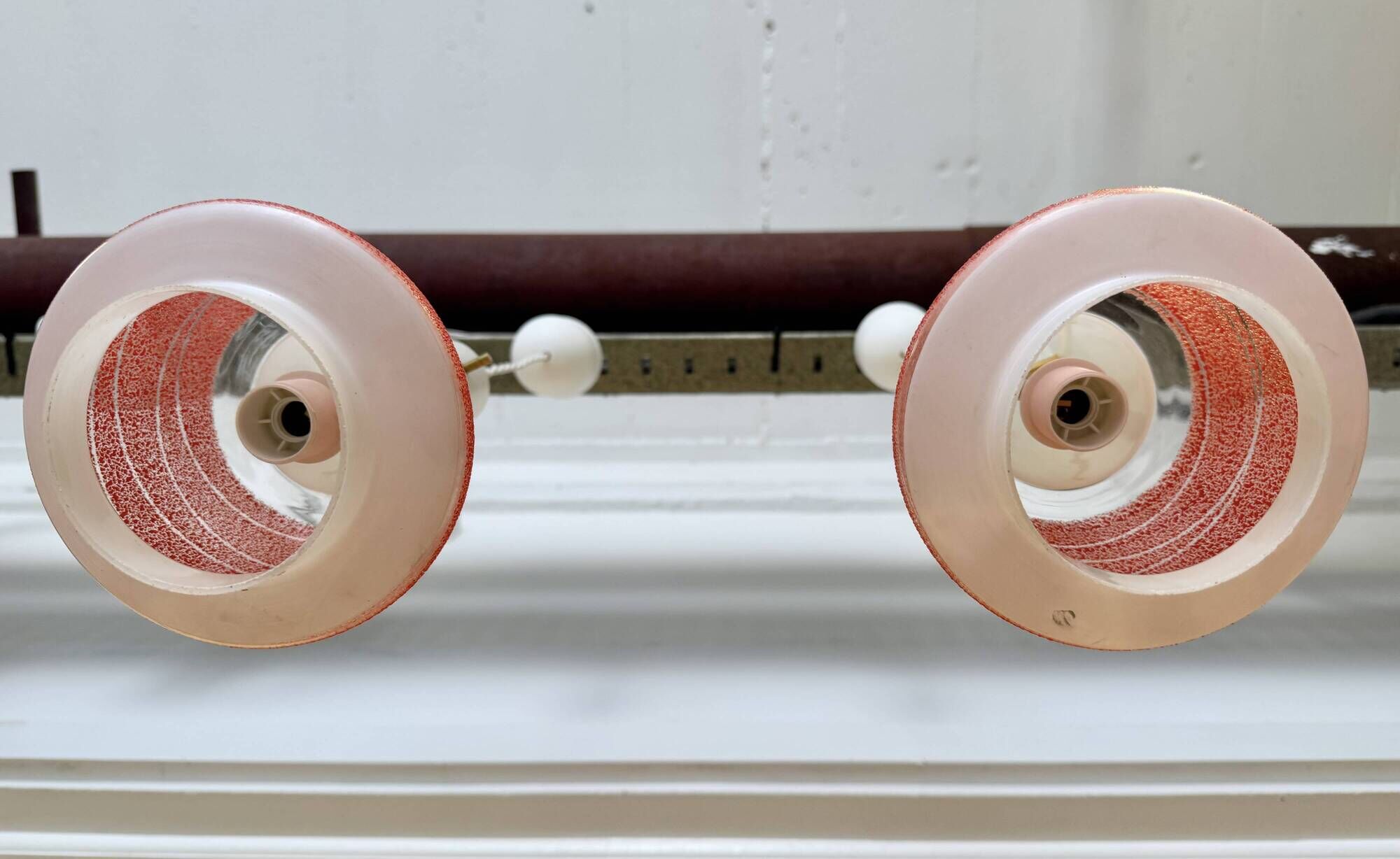 Paire de suspensions en verre opalin vintage style italien