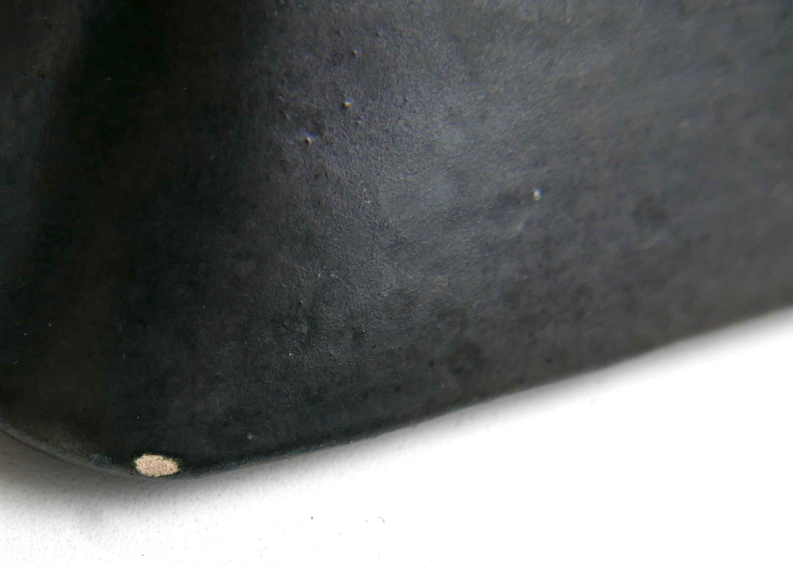 Vide poche en céramique noire, décor incisé, années 50