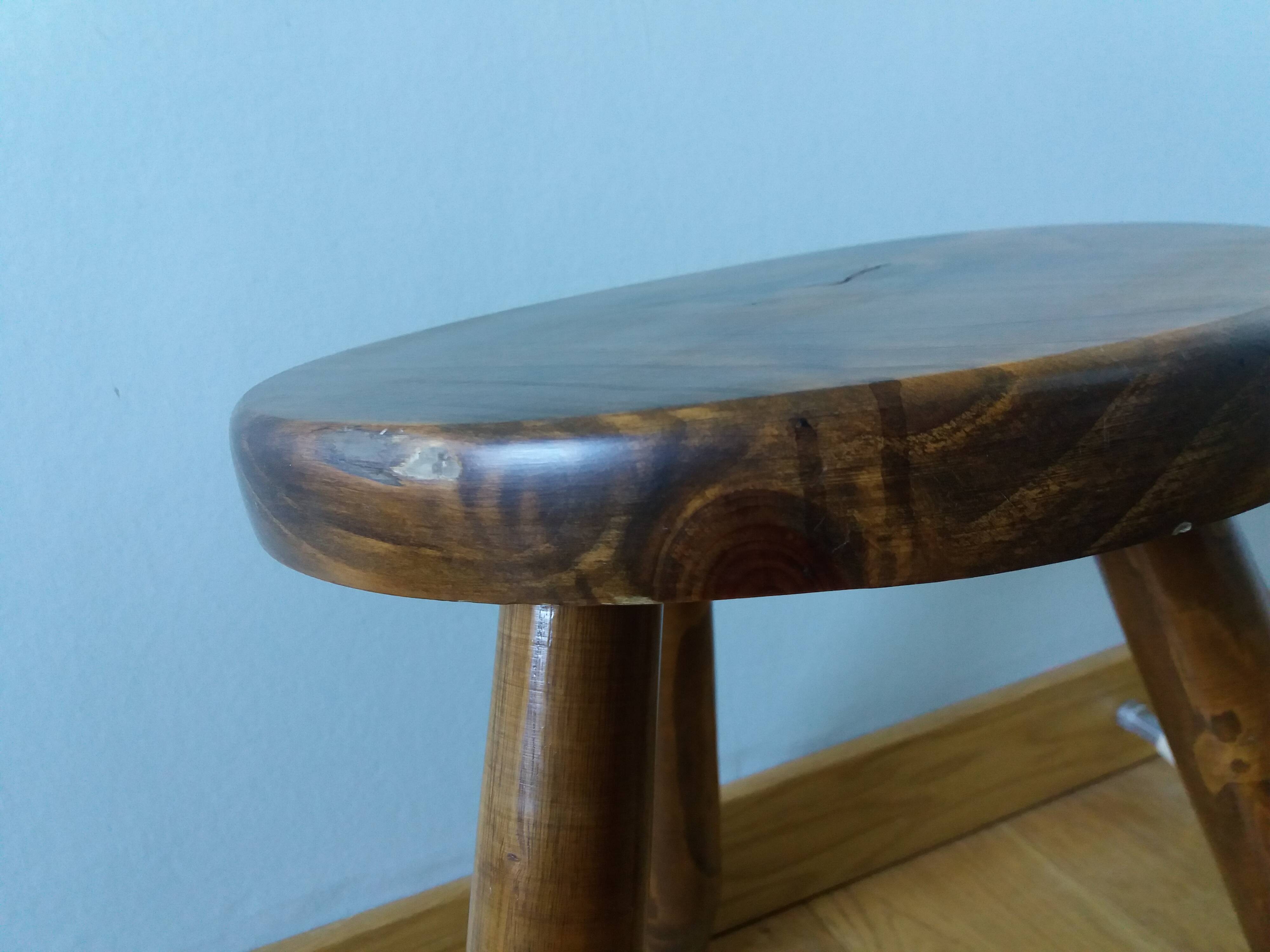 Tabouret tripode pieds crayon