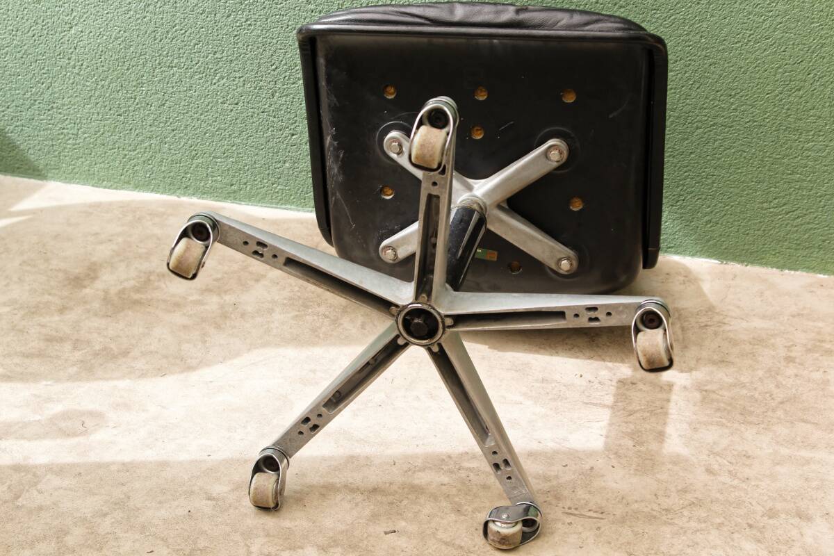 Wilkhahn swivel office chair, 1970s, chrome metal and leather