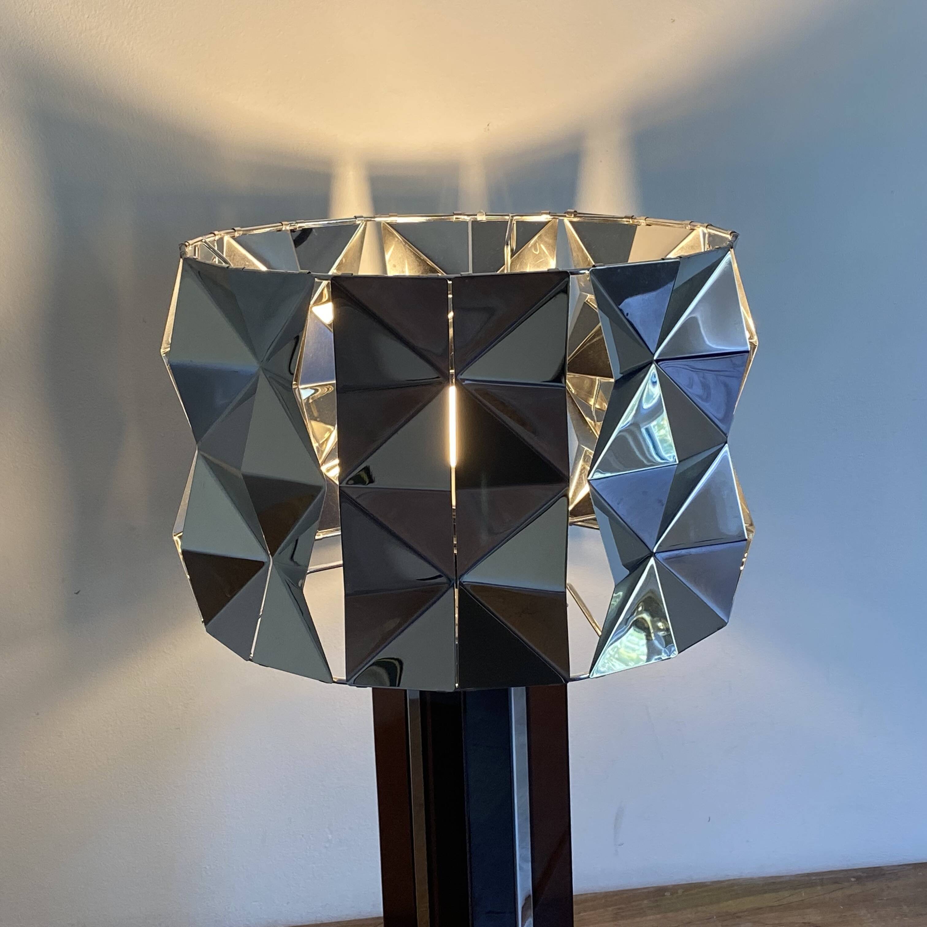 Lampe cinétique. 1970. Plexiglas fumé. Space age.