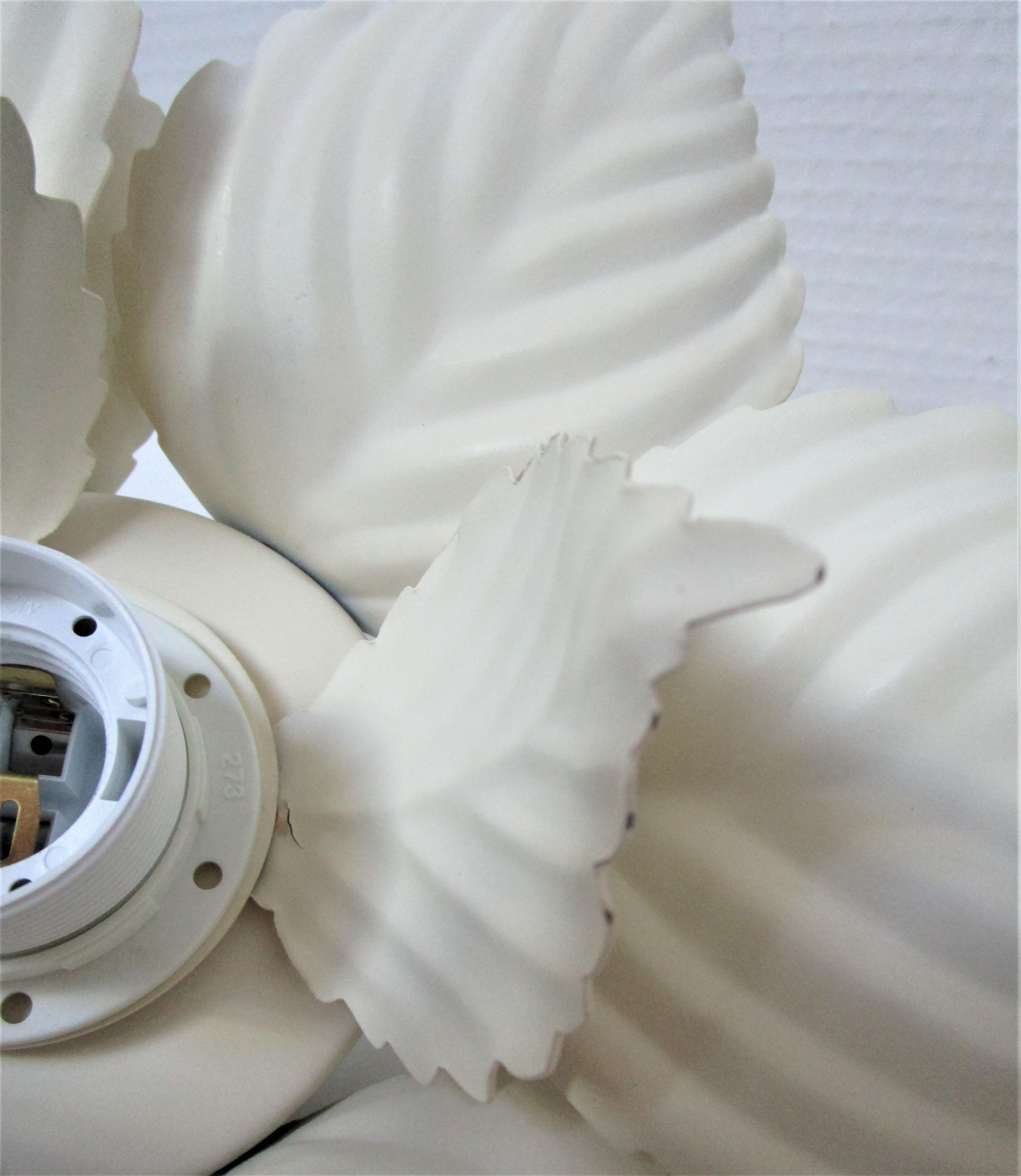 Masca flower sconce in metal white vintage cream