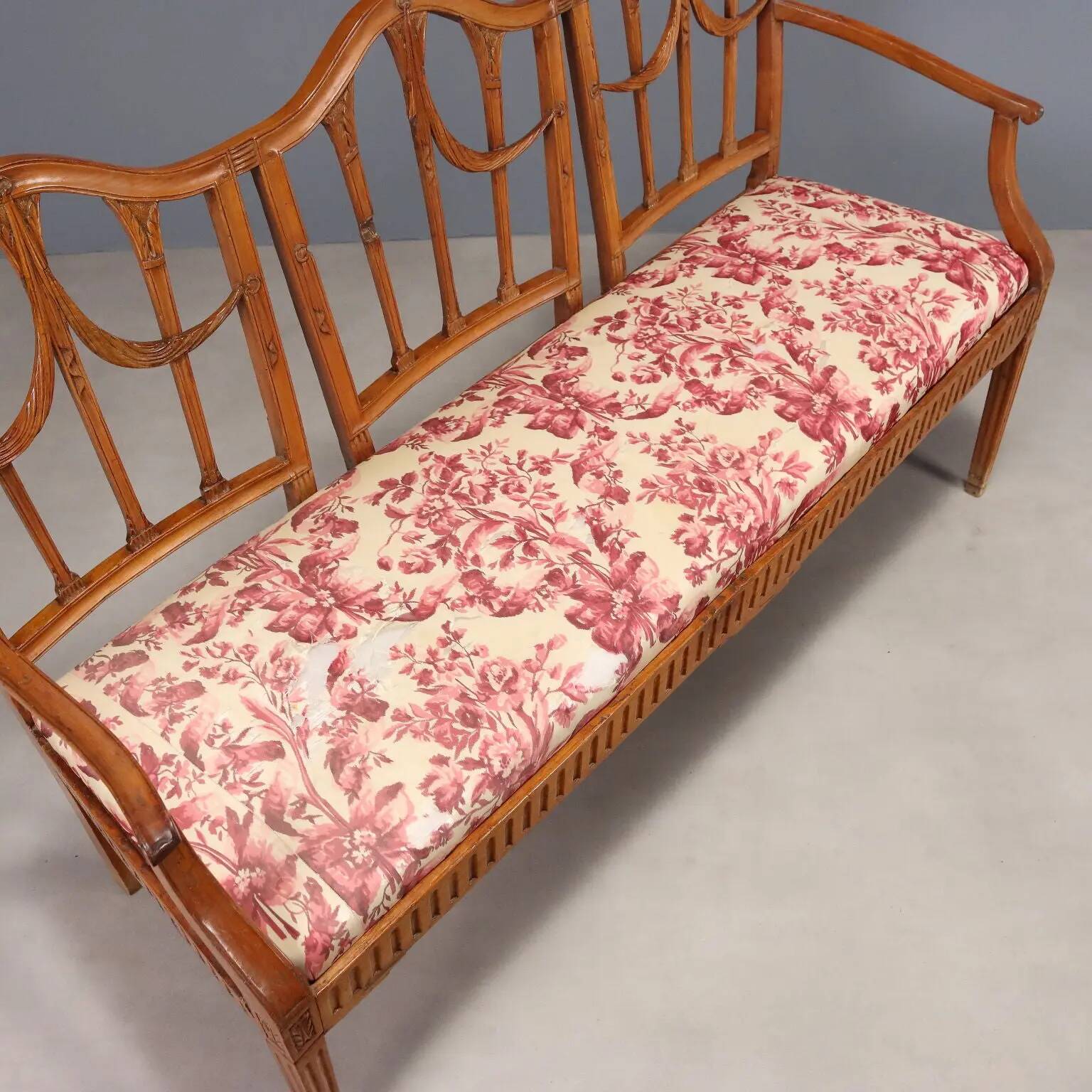 Antique neoclassical canapé in maple and fabric, Italy, 19th century.
