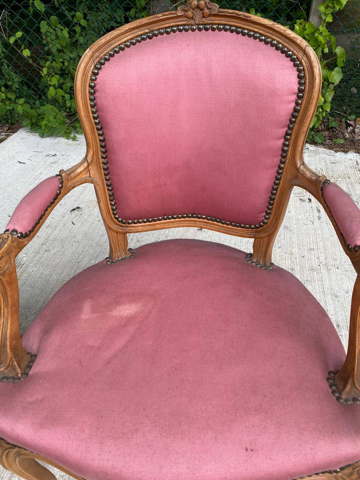 2 armchairs, Louis XV style in pinkish red silk