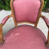 2 bergères, fauteuils style Louis XV en soie rouge rosé