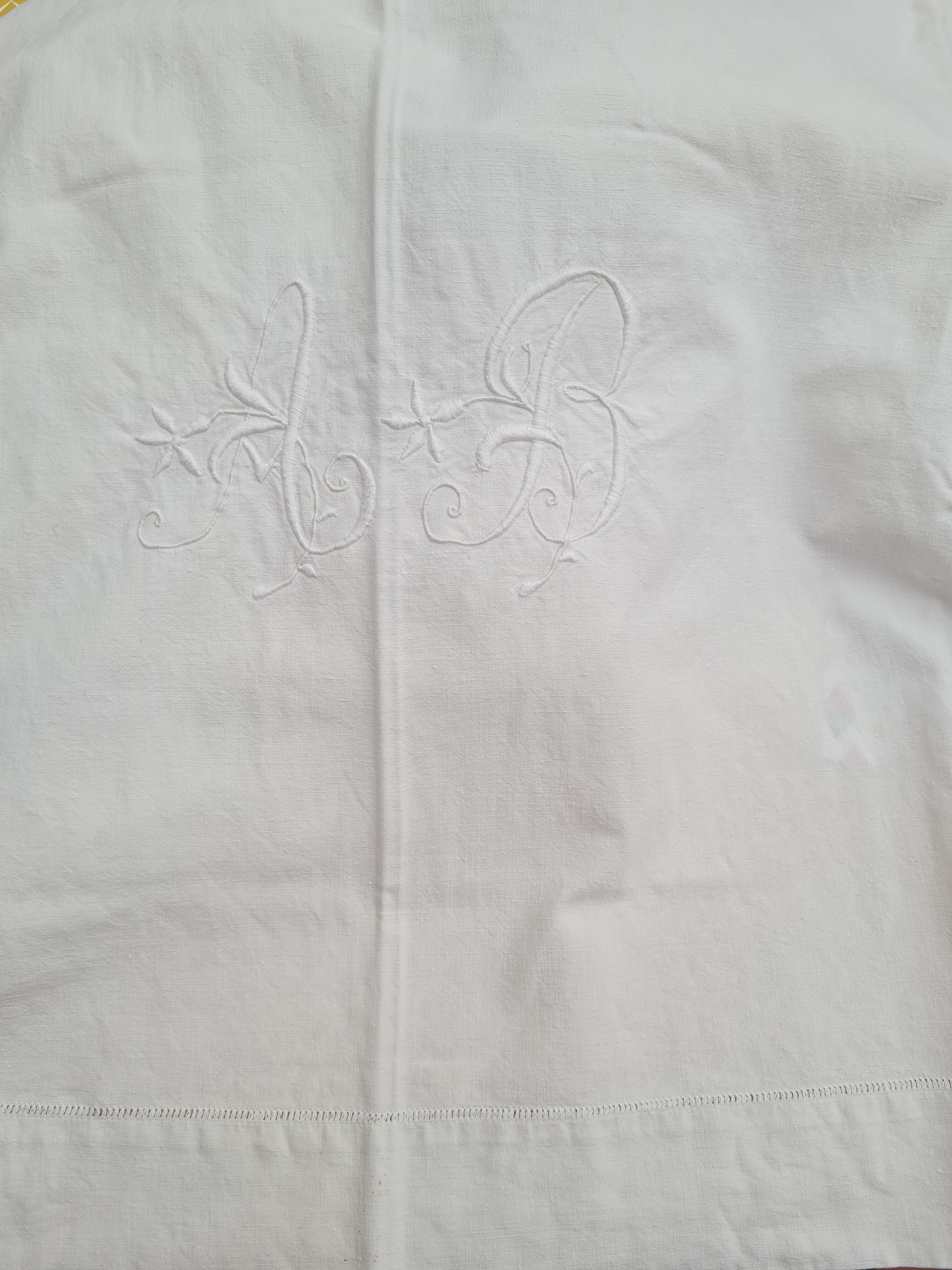 Drap ancien monogramme A B