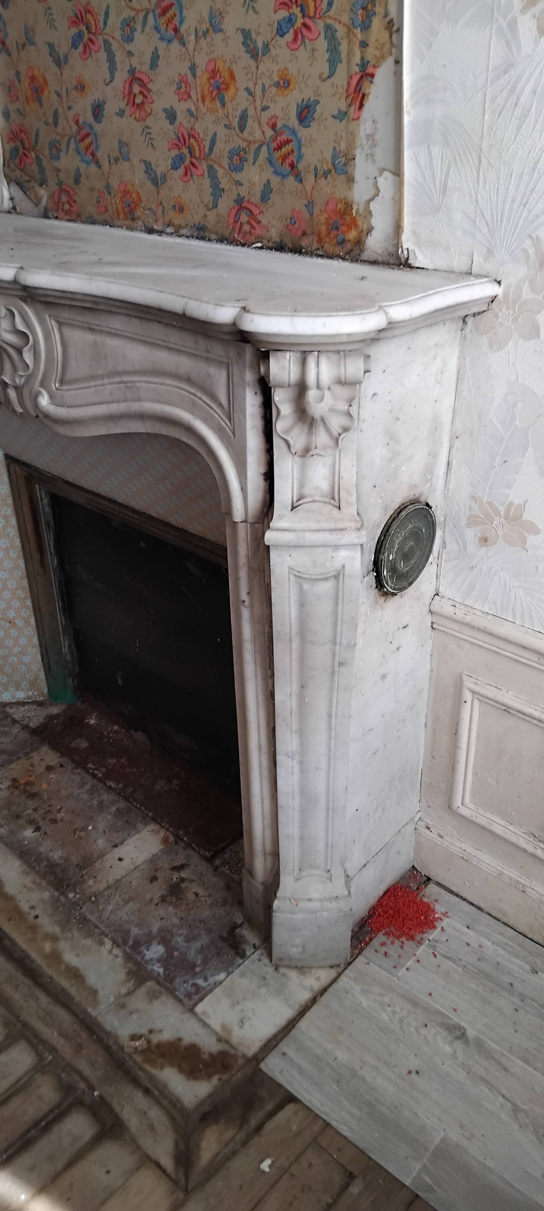 Louis XV style fireplace in veined white Carrara marble and XI ceramics.