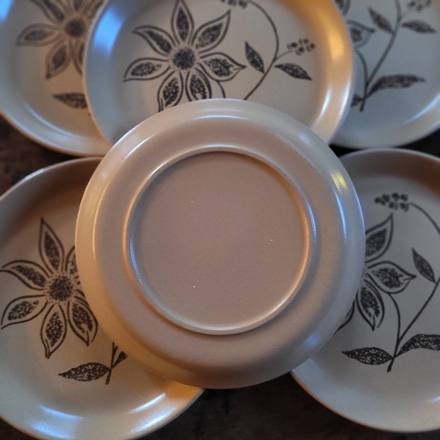 6 stoneware dinner plates with floral decoration — 1970s